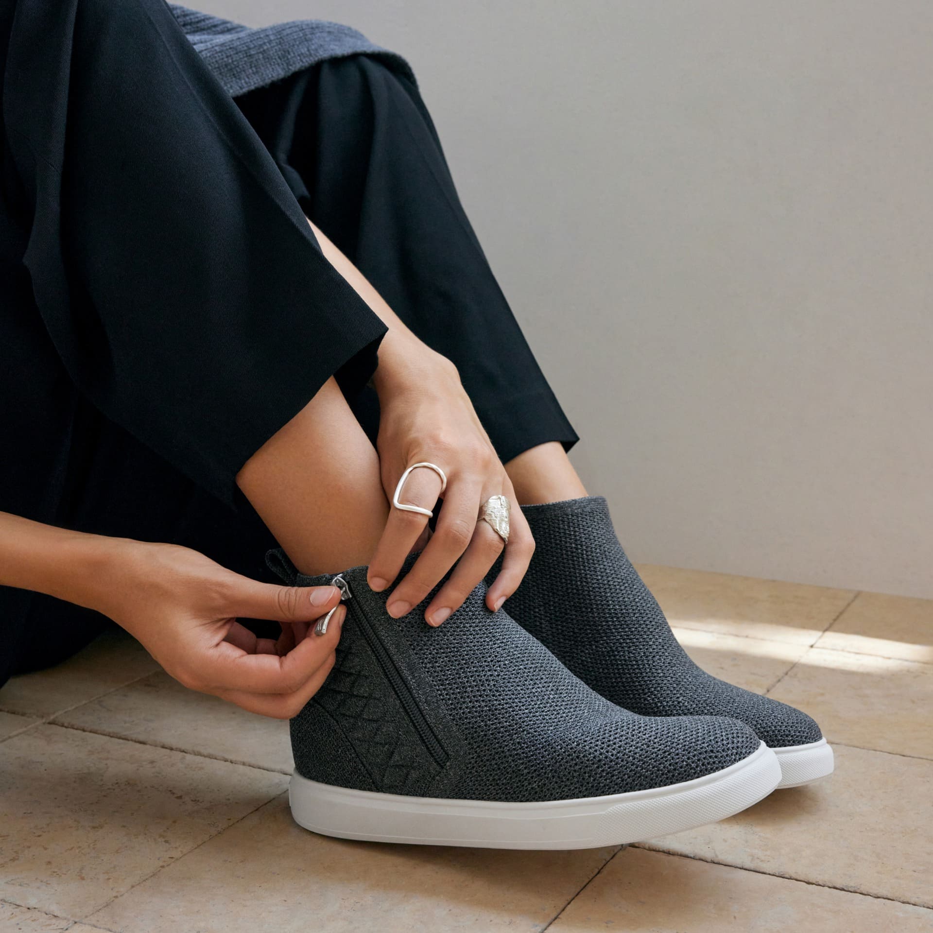 [Casey] ラウンドトゥ ヒドゥンウェッジ スニーカー