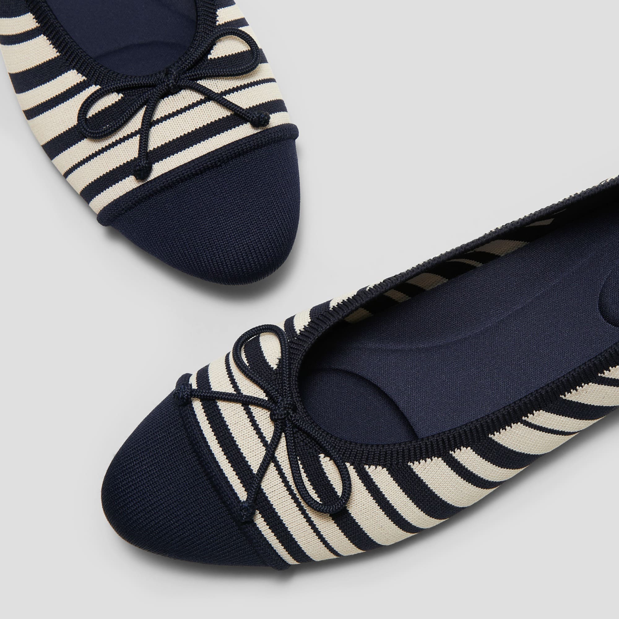 [Tiana] アーモンドトゥ フラットシューズ