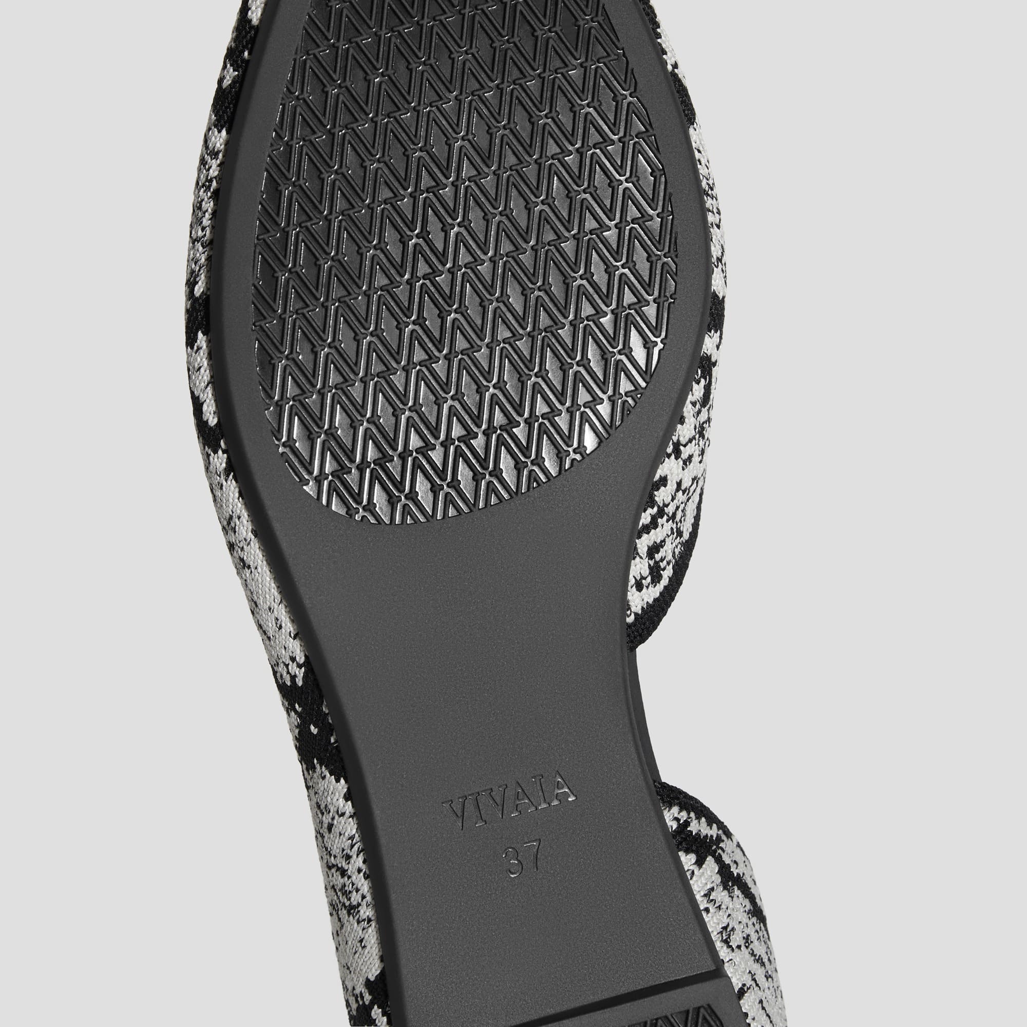 [Melia 2.0] ポインテッドトゥ Vカット フラットシューズ