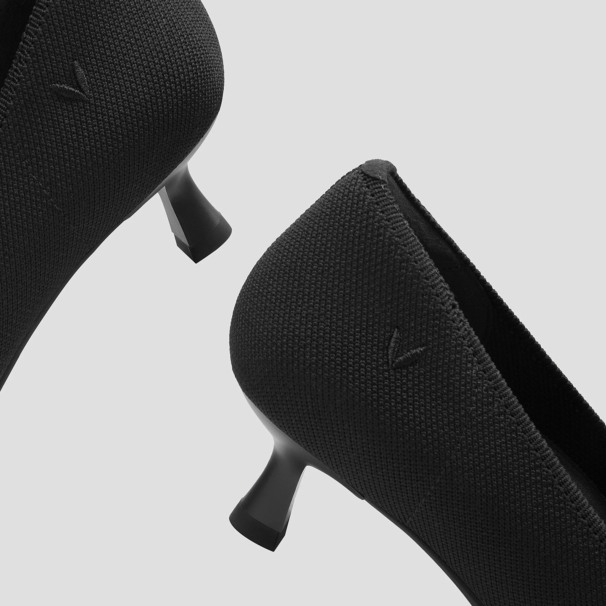 [Scarlett] ポインテッドトゥ キトゥンヒール パンプス