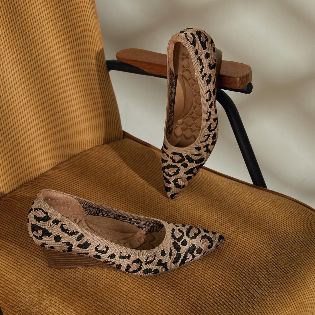 [Aria Wedge Pro] ポインテッドトゥ ウェッジヒール パンプス