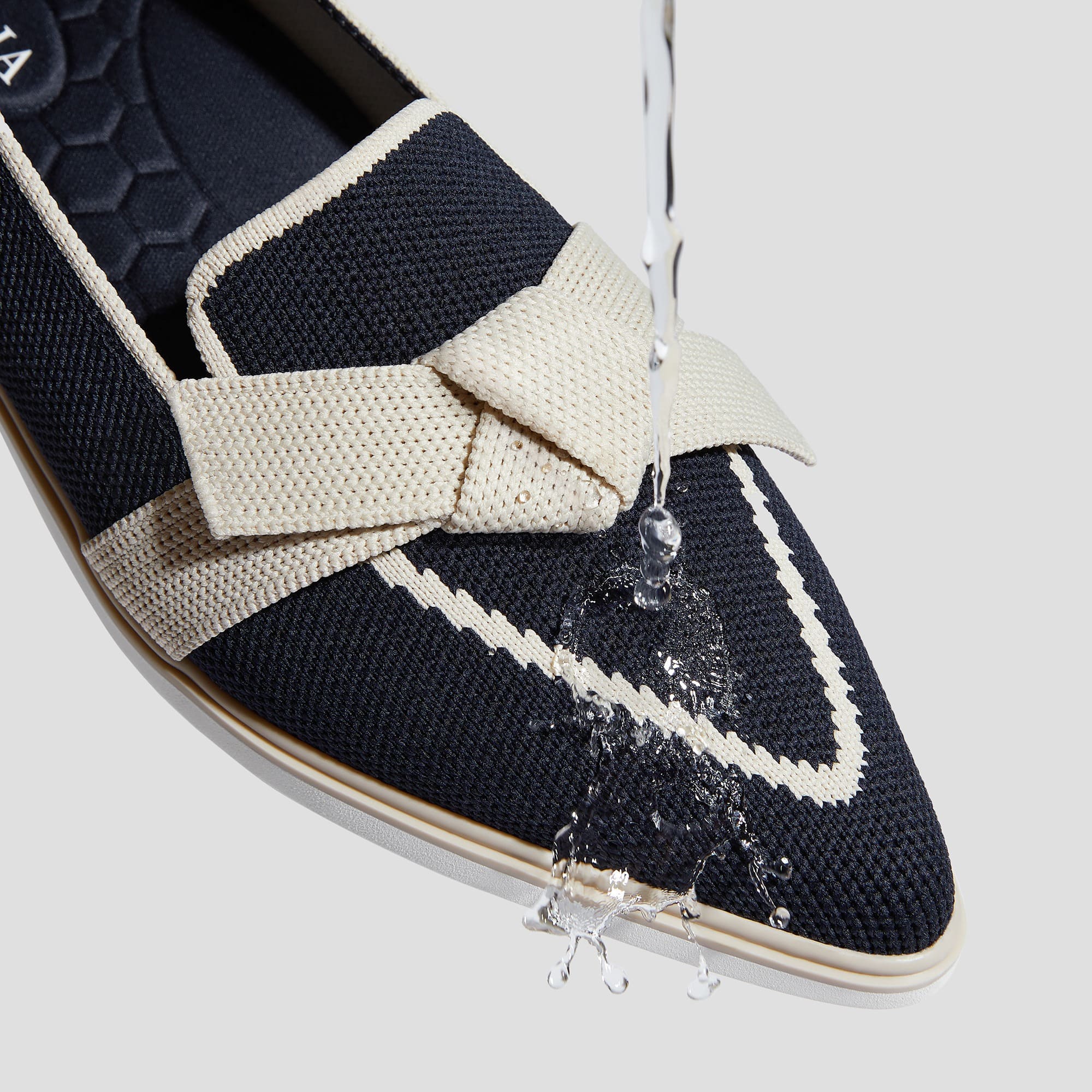 [Valentina] 撥水加工 ポインテッドトゥ リボン付き ローファー