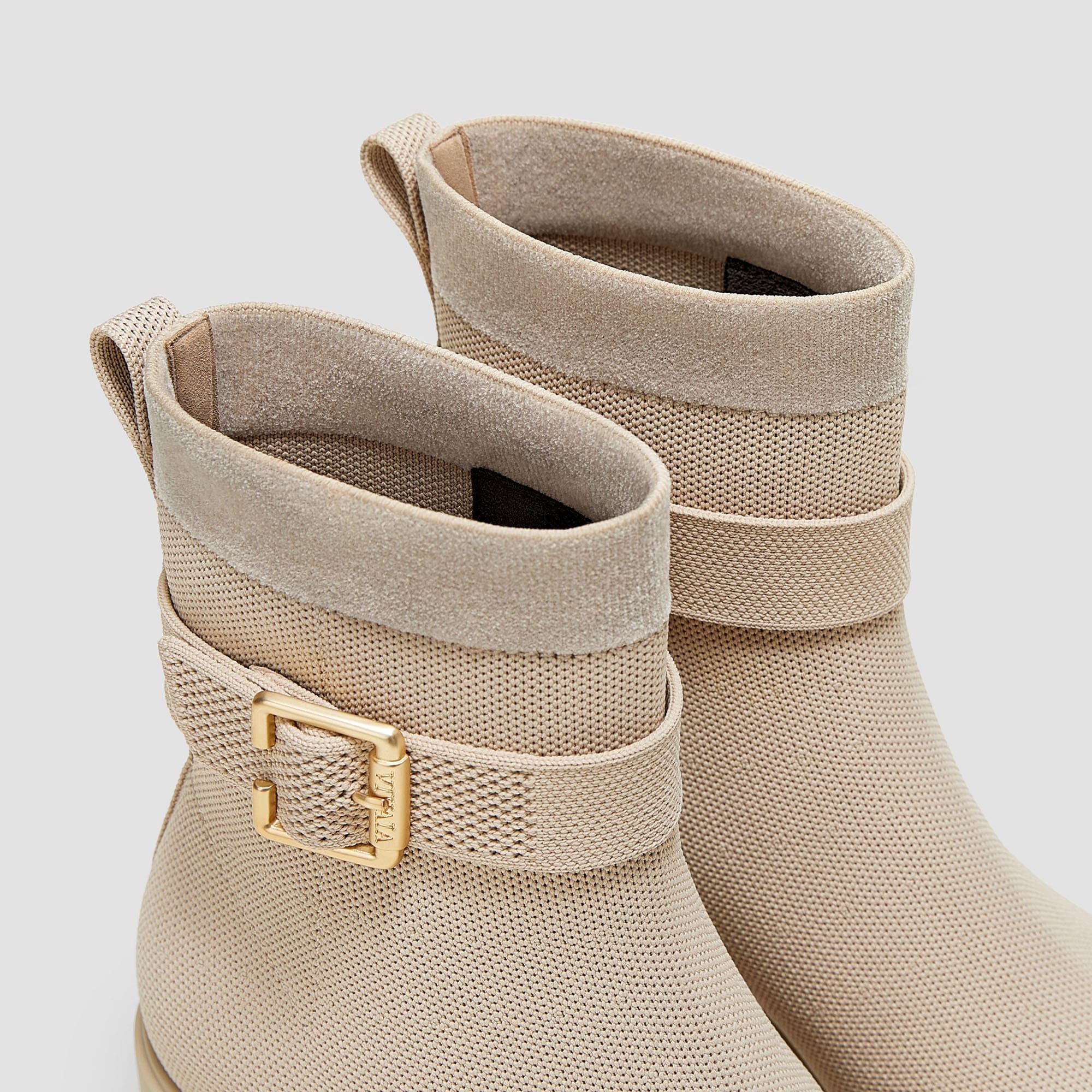 [Gisella] スクエアトゥ 撥水加工 ヒールブーツ