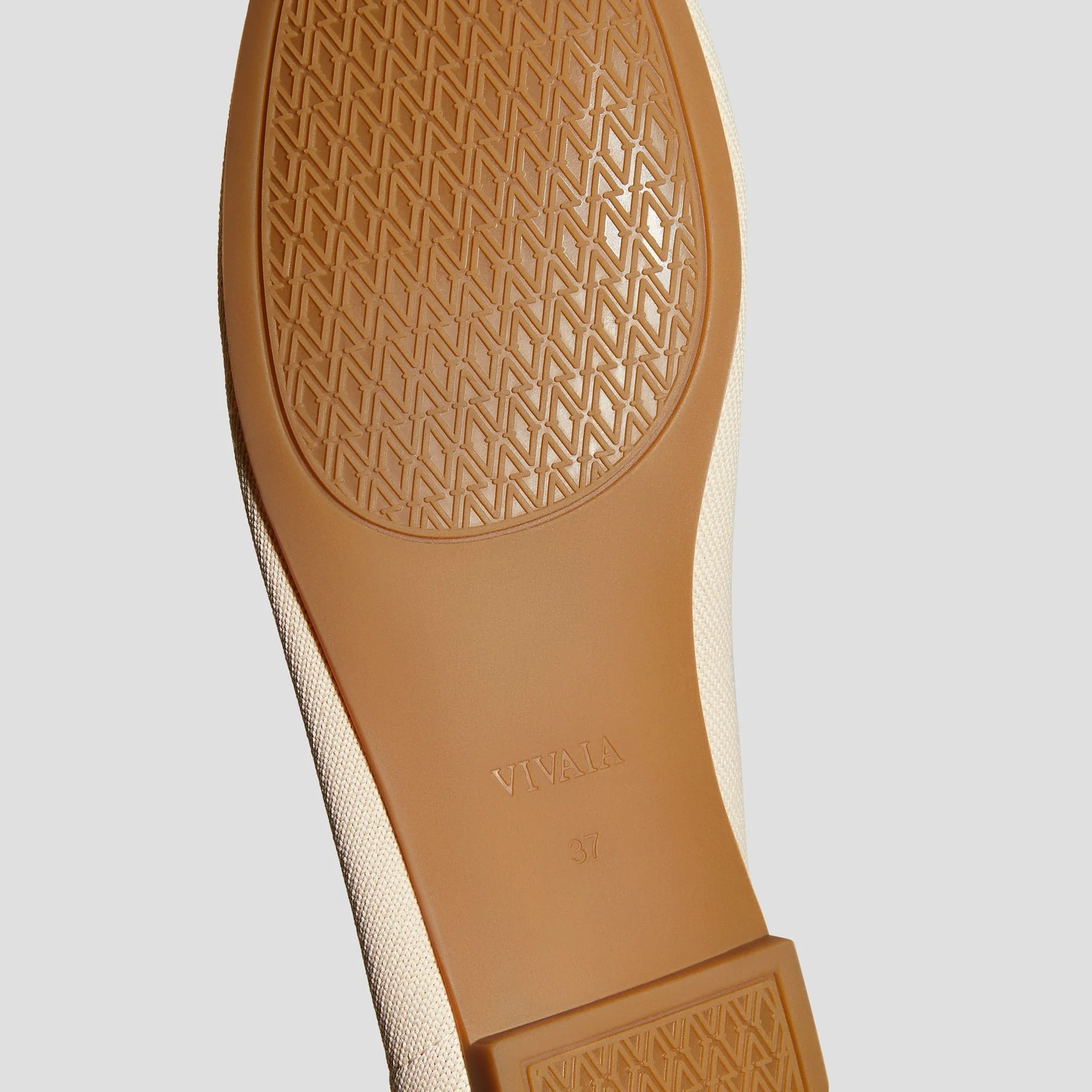 [Nubia] アーモンドトゥ プレッシャーフリー フラット