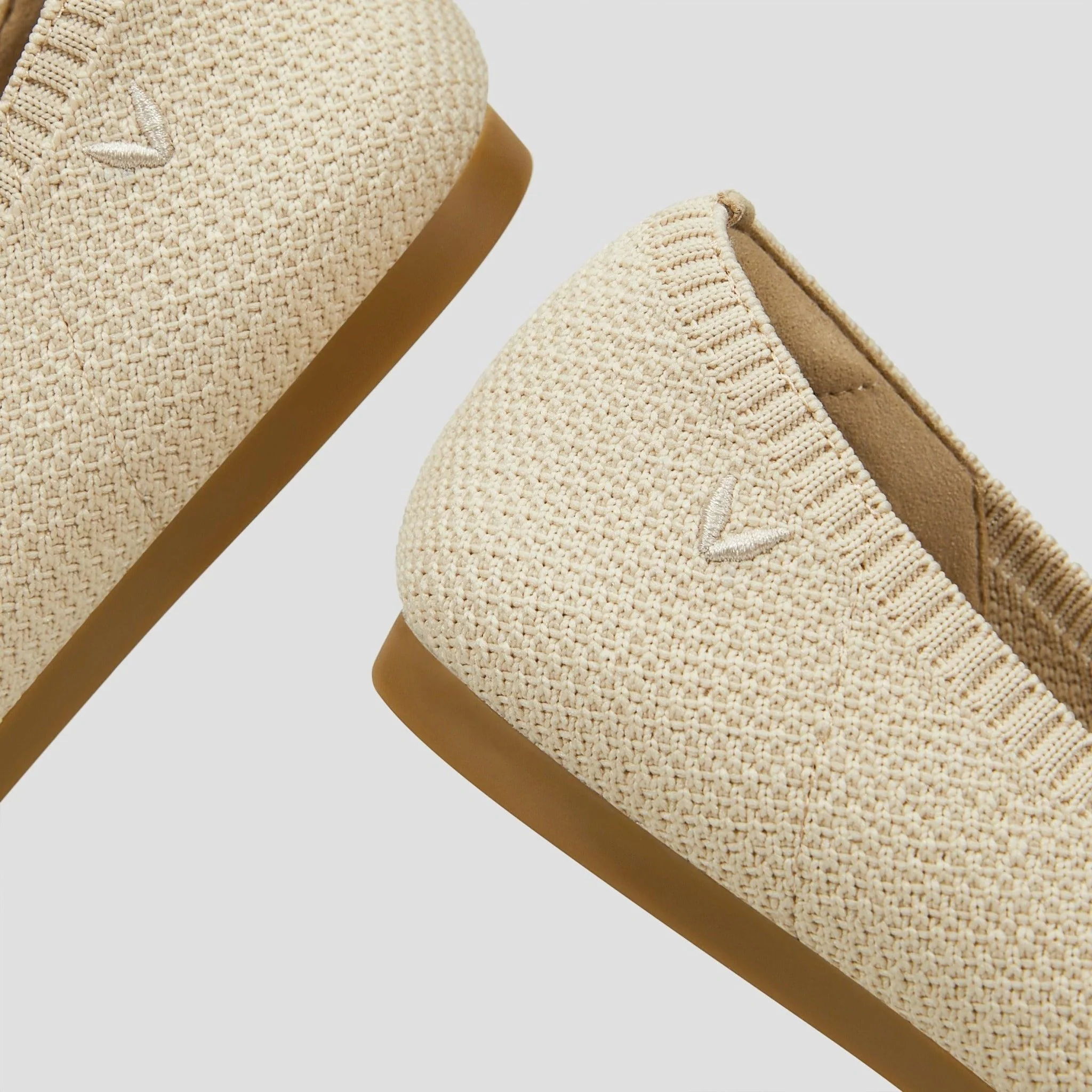 [Aria 5°] ポインテッドトゥ 撥水加工 フラットシューズ