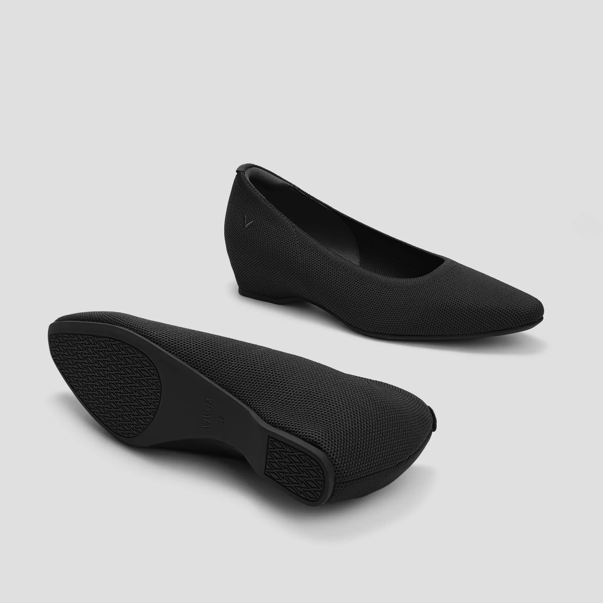 [Mackenzi] スモール スクエアトゥ ロウ ウェッジヒール