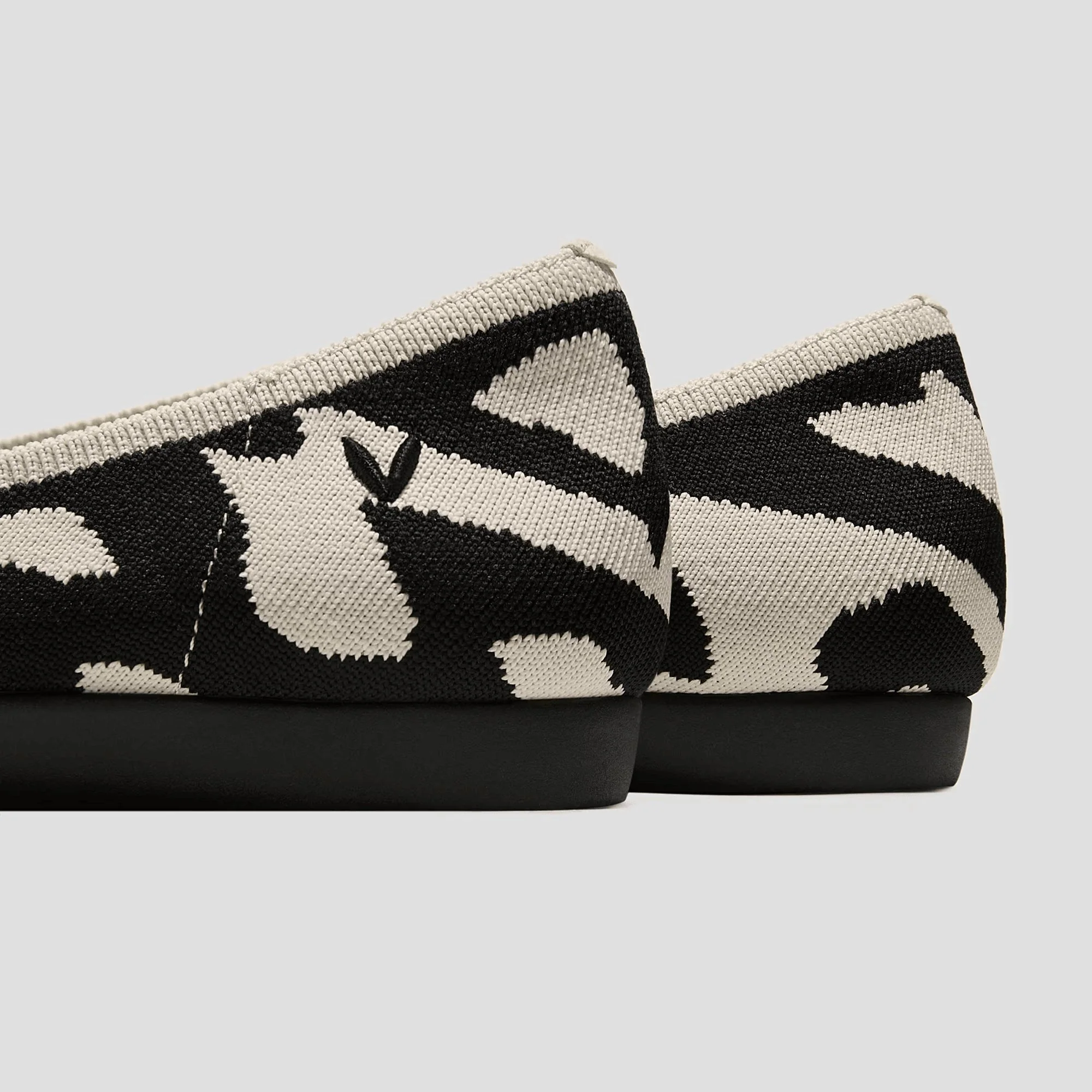 [Aria Walker] ポインテッドトゥ 超軽量 厚底 フラットシューズ