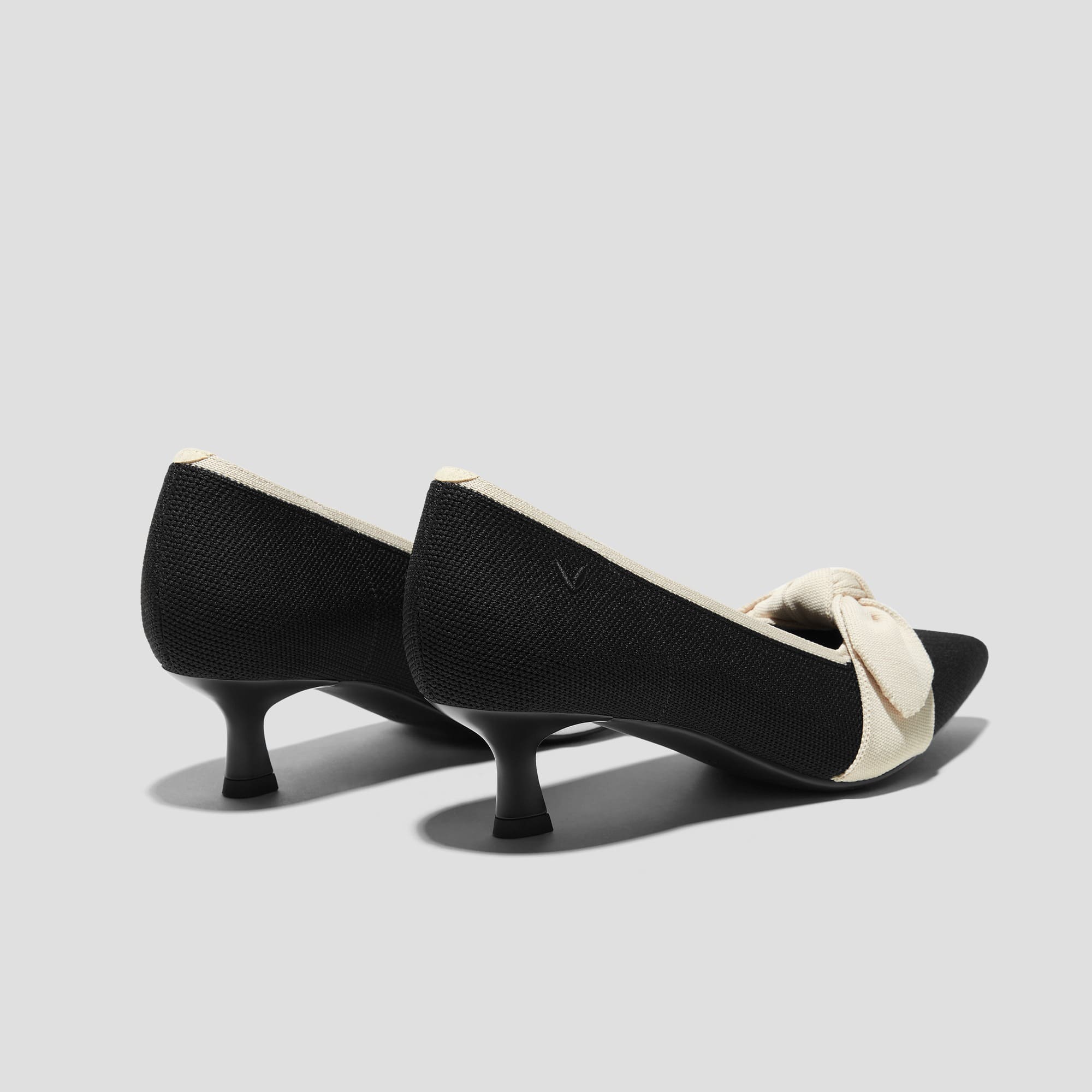 [Sasha] ポインテッドトウ リボン付き キトゥンヒール