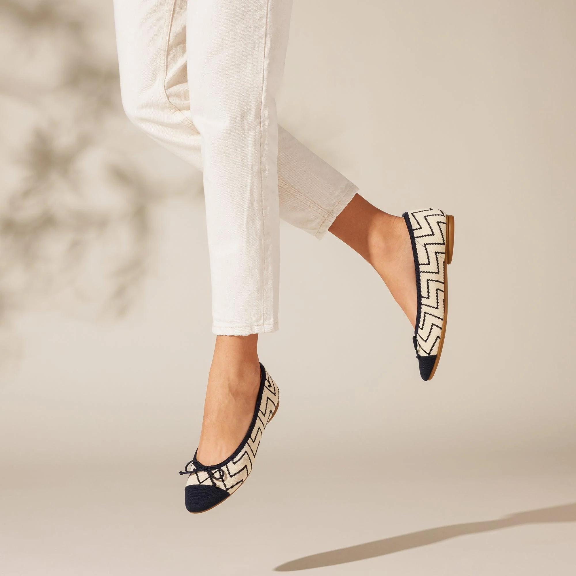 [Tiana] アーモンドトゥ フラットシューズ