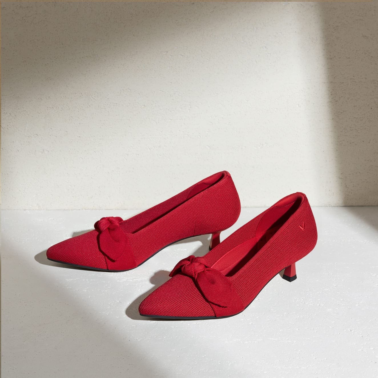 [Sasha] ポインテッドトウ リボン付き キトゥンヒール