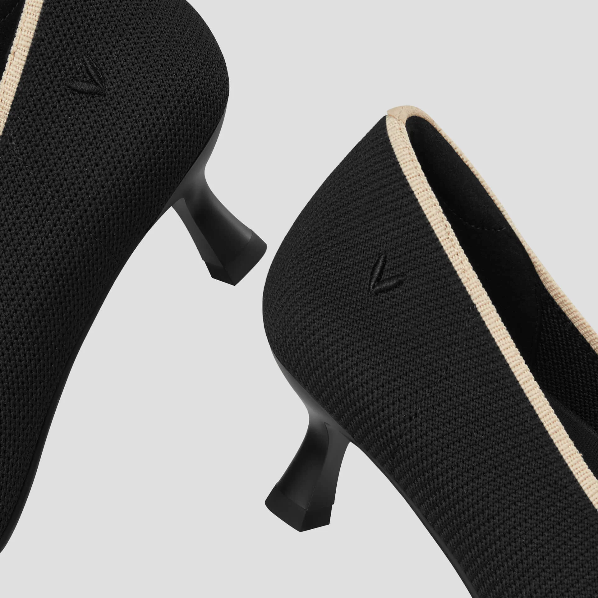 [Serena] ポインテッドトゥ リボン付き キトゥンヒール パンプス