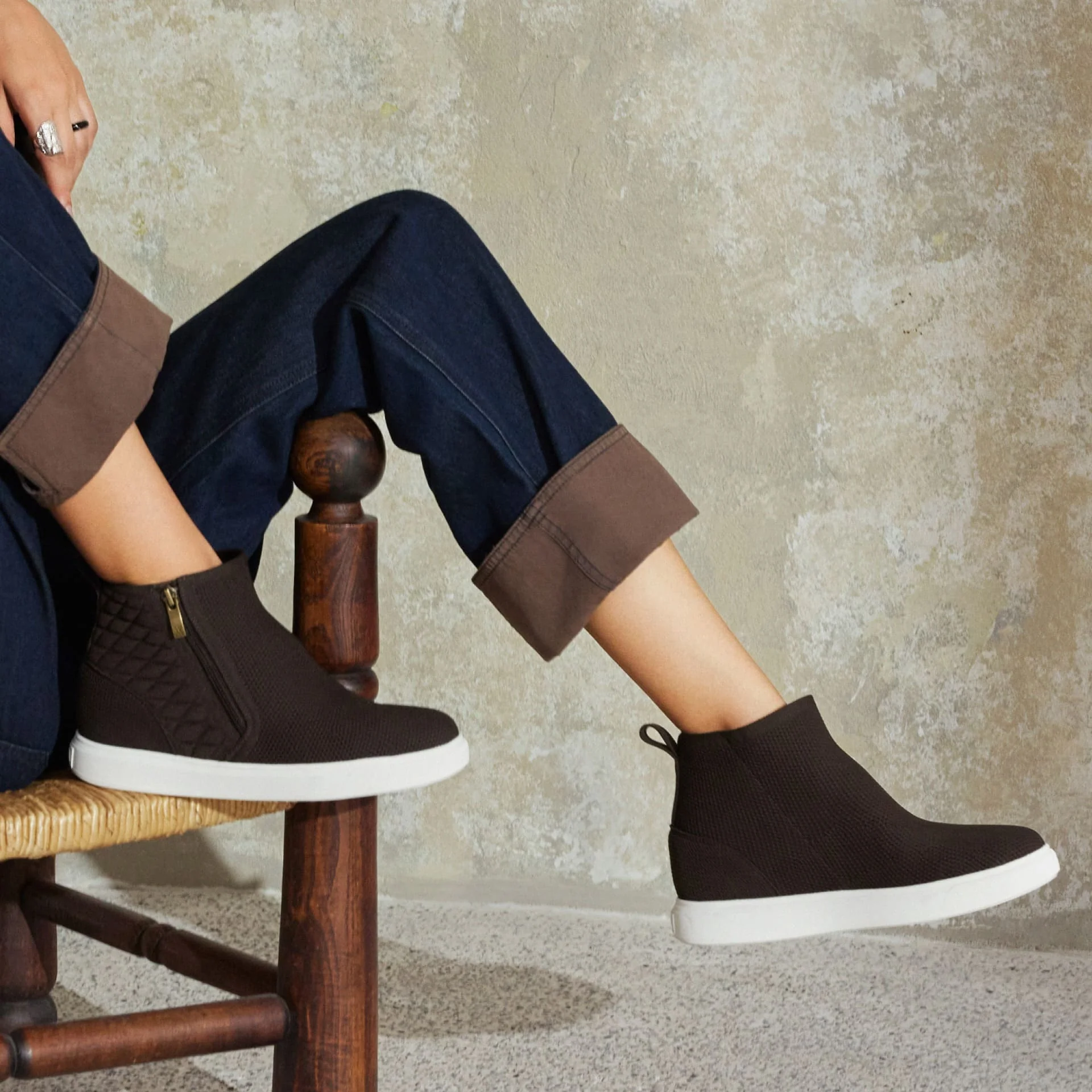 [Casey] ラウンドトゥ ヒドゥンウェッジ スニーカー