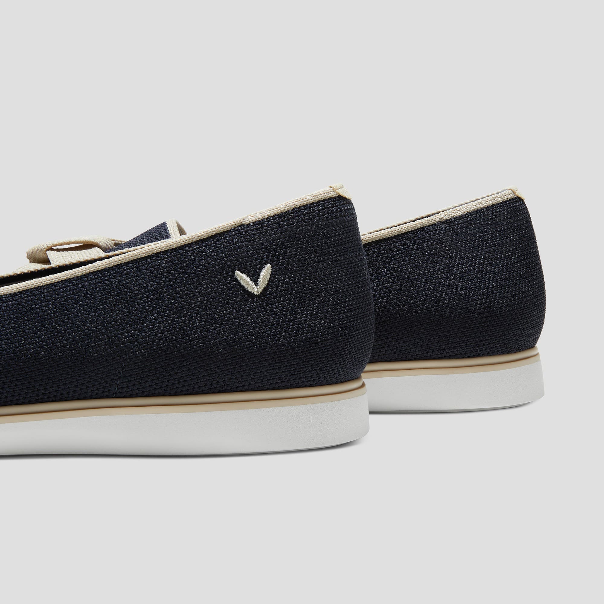 [Valentina] 撥水加工 ポインテッドトゥ リボン付き ローファー