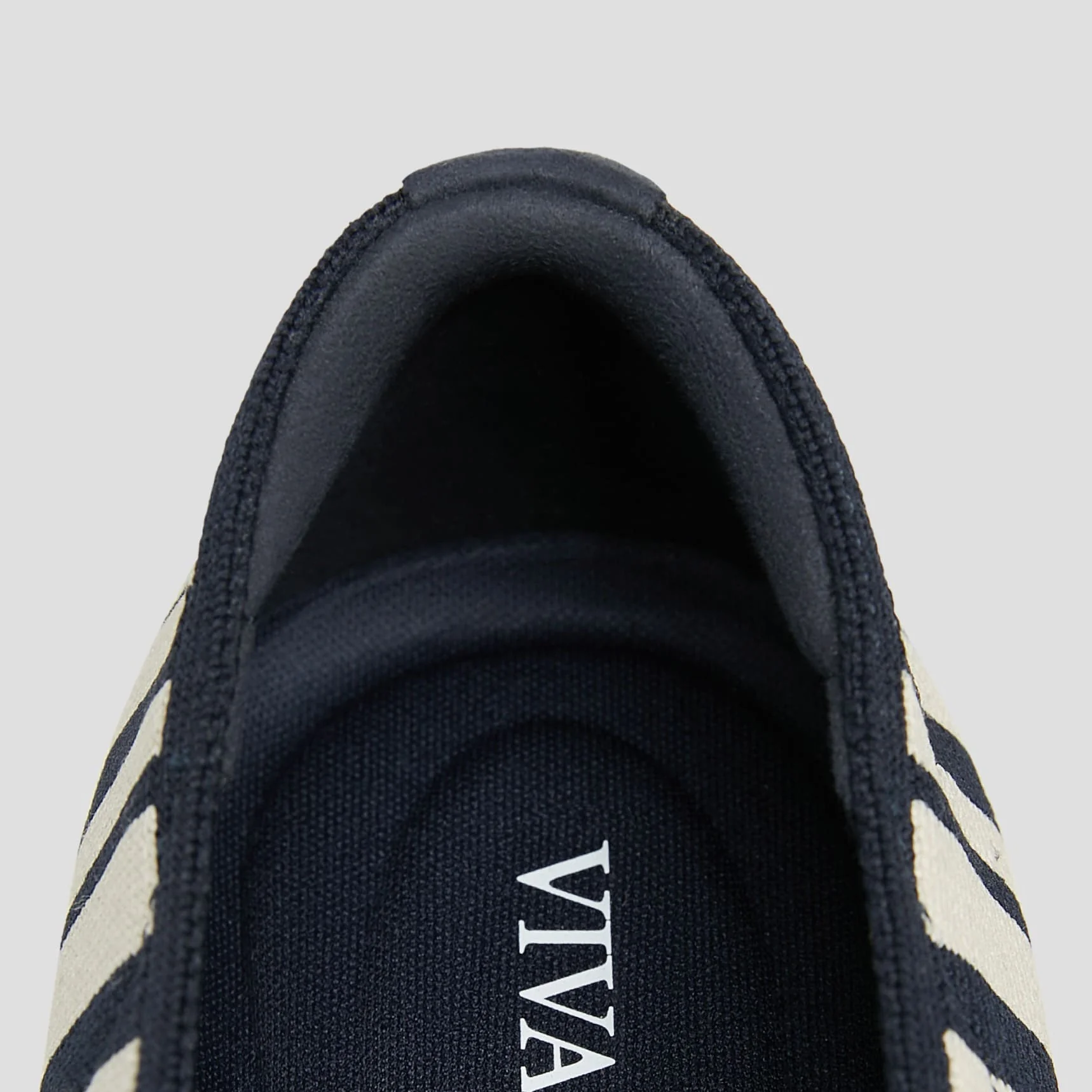 [Audrey] ラウンドトゥ アニマル刺繍 ローファー