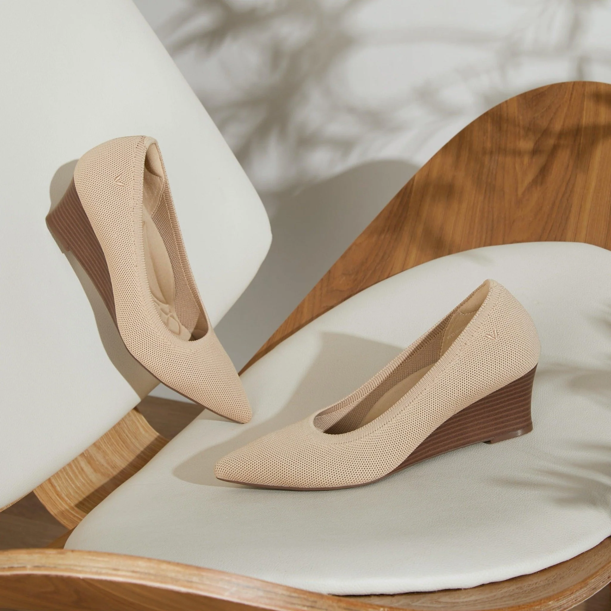 [Aria Wedge Pro] ポインテッドトゥ ウェッジヒール パンプス