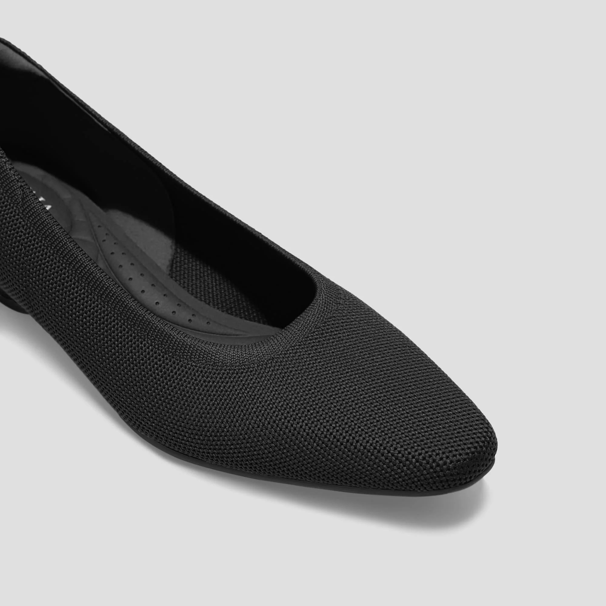 [Mackenzi] スモール スクエアトゥ ロウ ウェッジヒール