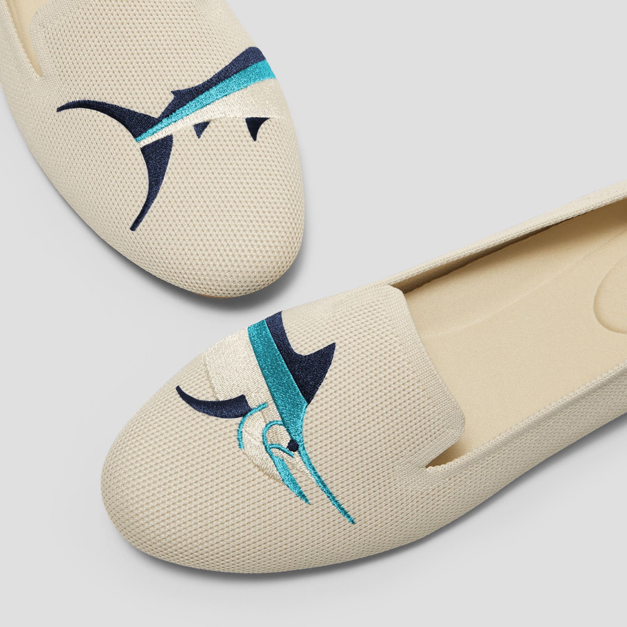 [Audrey] ラウンドトゥ アニマル刺繍 ローファー