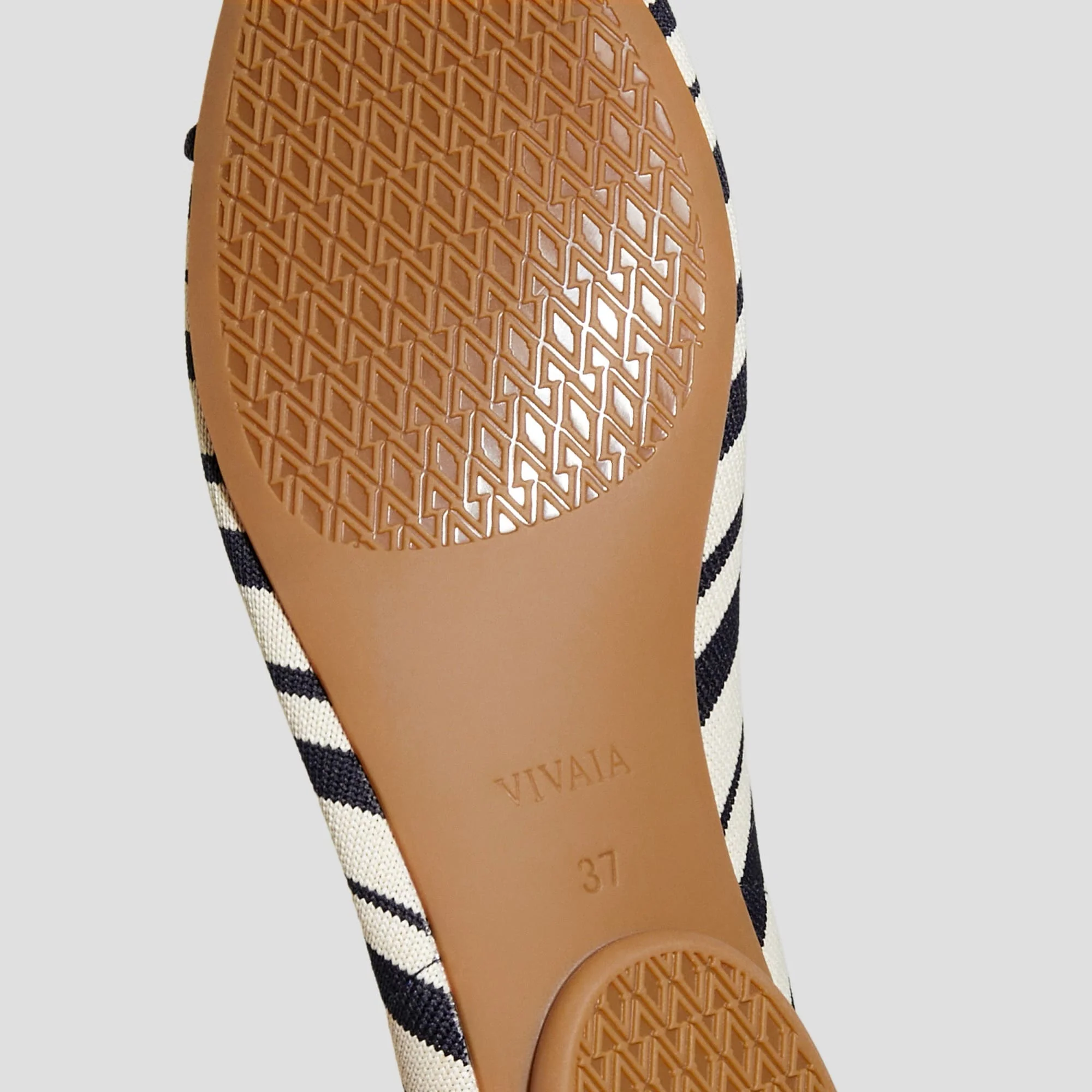 [Tiana] アーモンドトゥ フラットシューズ