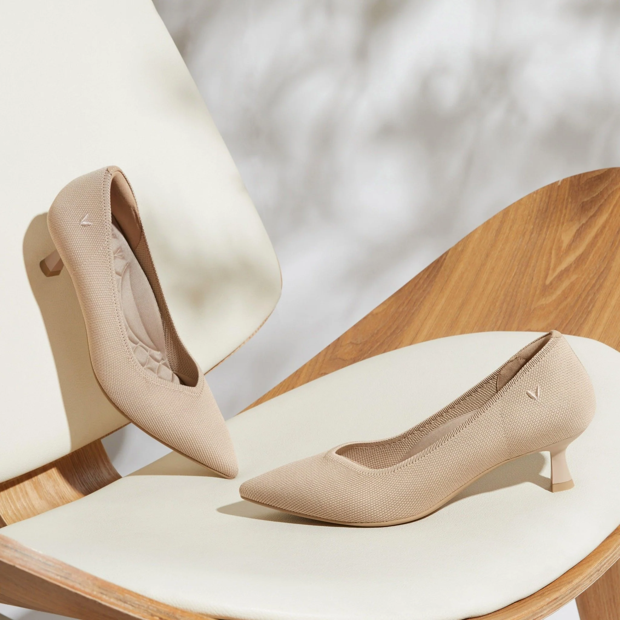 [Scarlett] ポインテッドトゥ キトゥンヒール パンプス