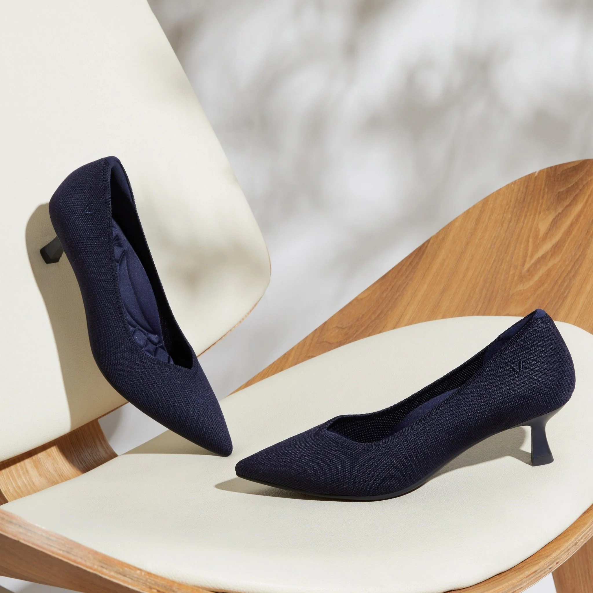 [Scarlett] ポインテッドトゥ キトゥンヒール パンプス