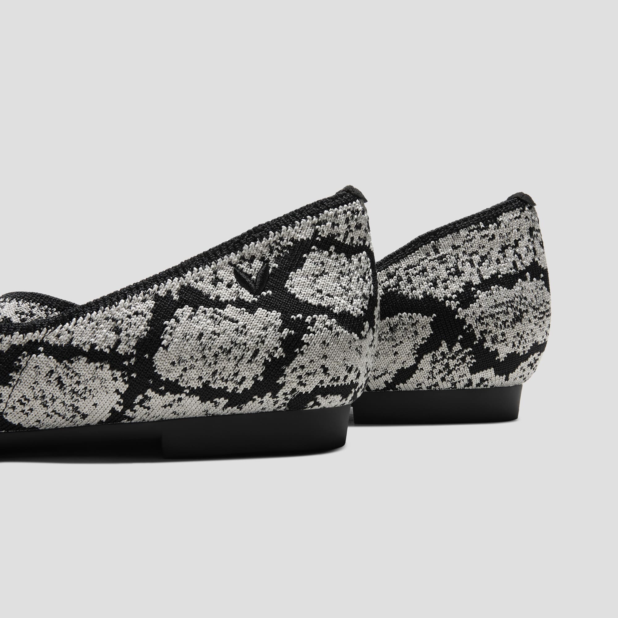 [Melia 2.0] ポインテッドトゥ Vカット フラットシューズ