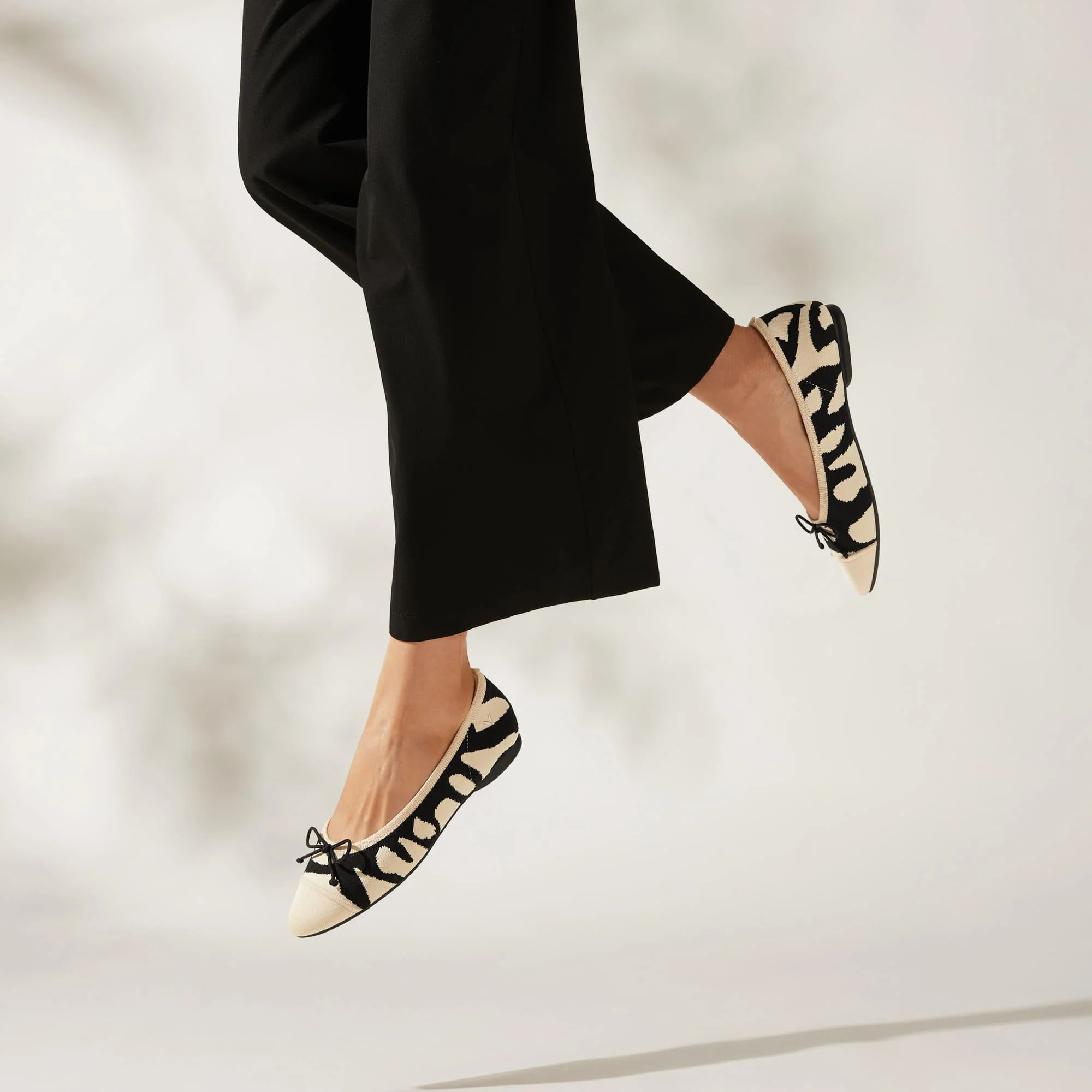 [Tiana] アーモンドトゥ フラットシューズ