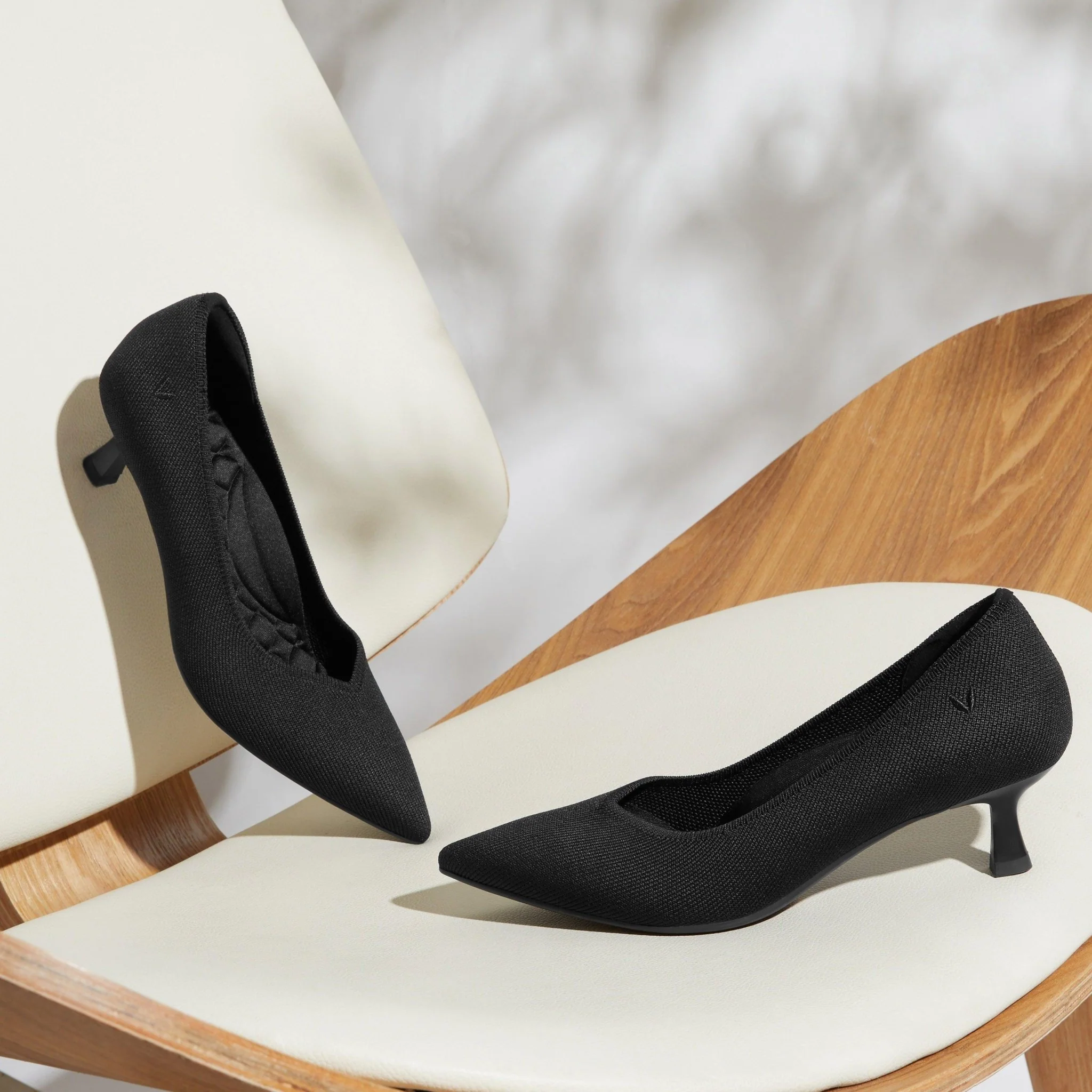 [Scarlett] ポインテッドトゥ キトゥンヒール パンプス