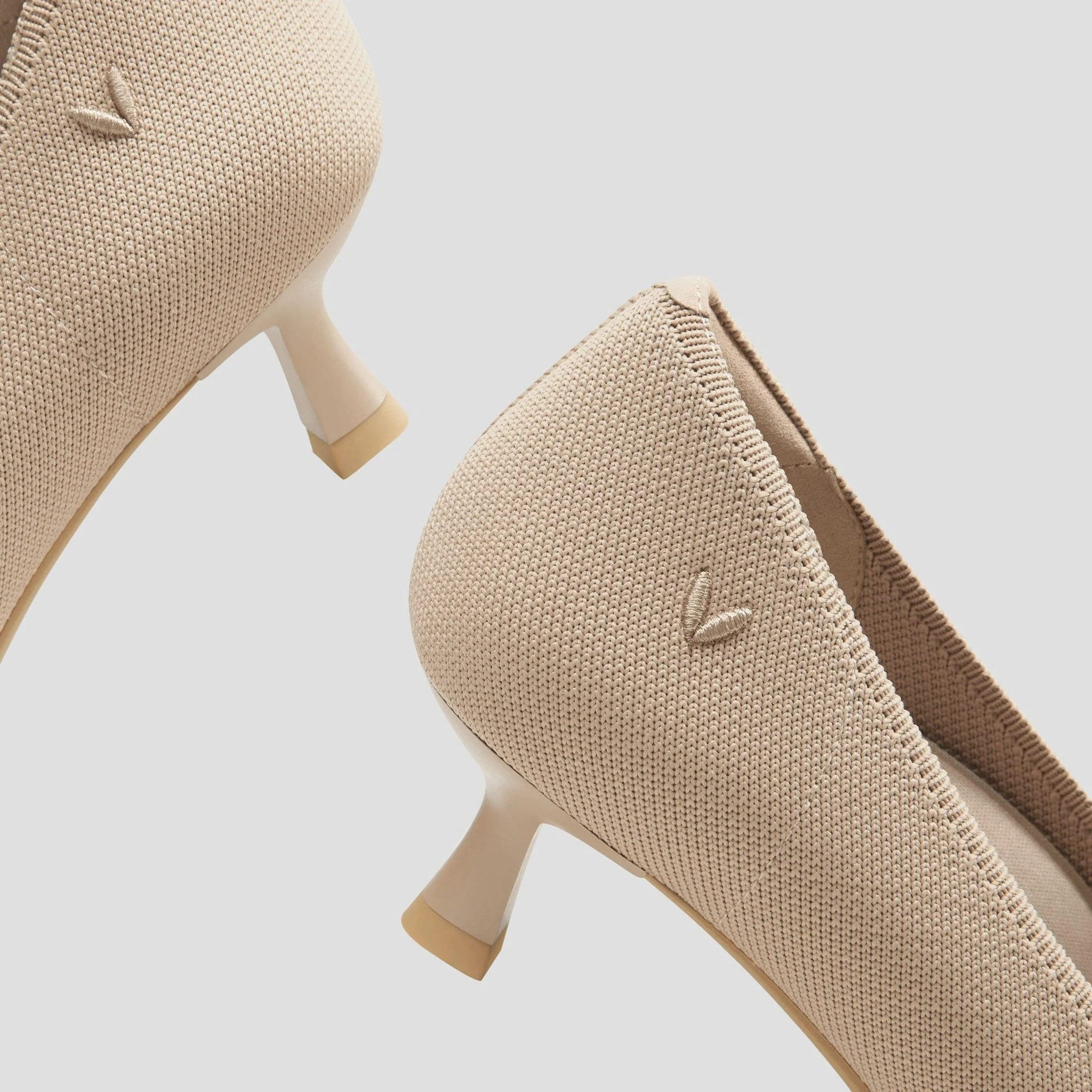 [Scarlett] ポインテッドトゥ キトゥンヒール パンプス