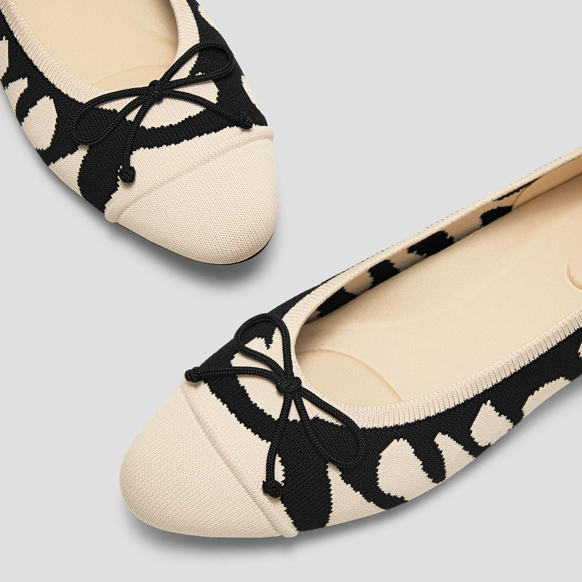 [Tiana] アーモンドトゥ フラットシューズ