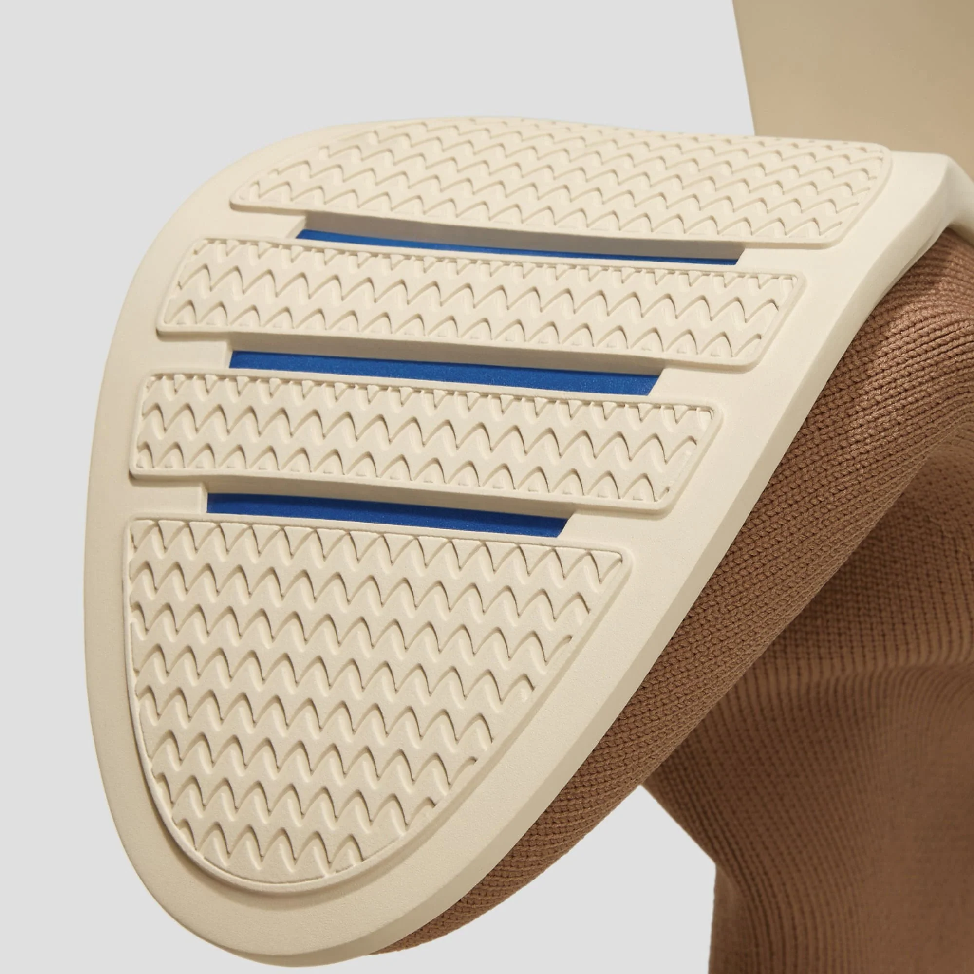 [Amanda] アーモンドトゥ 撥水加工 ランニングヒールブーツ