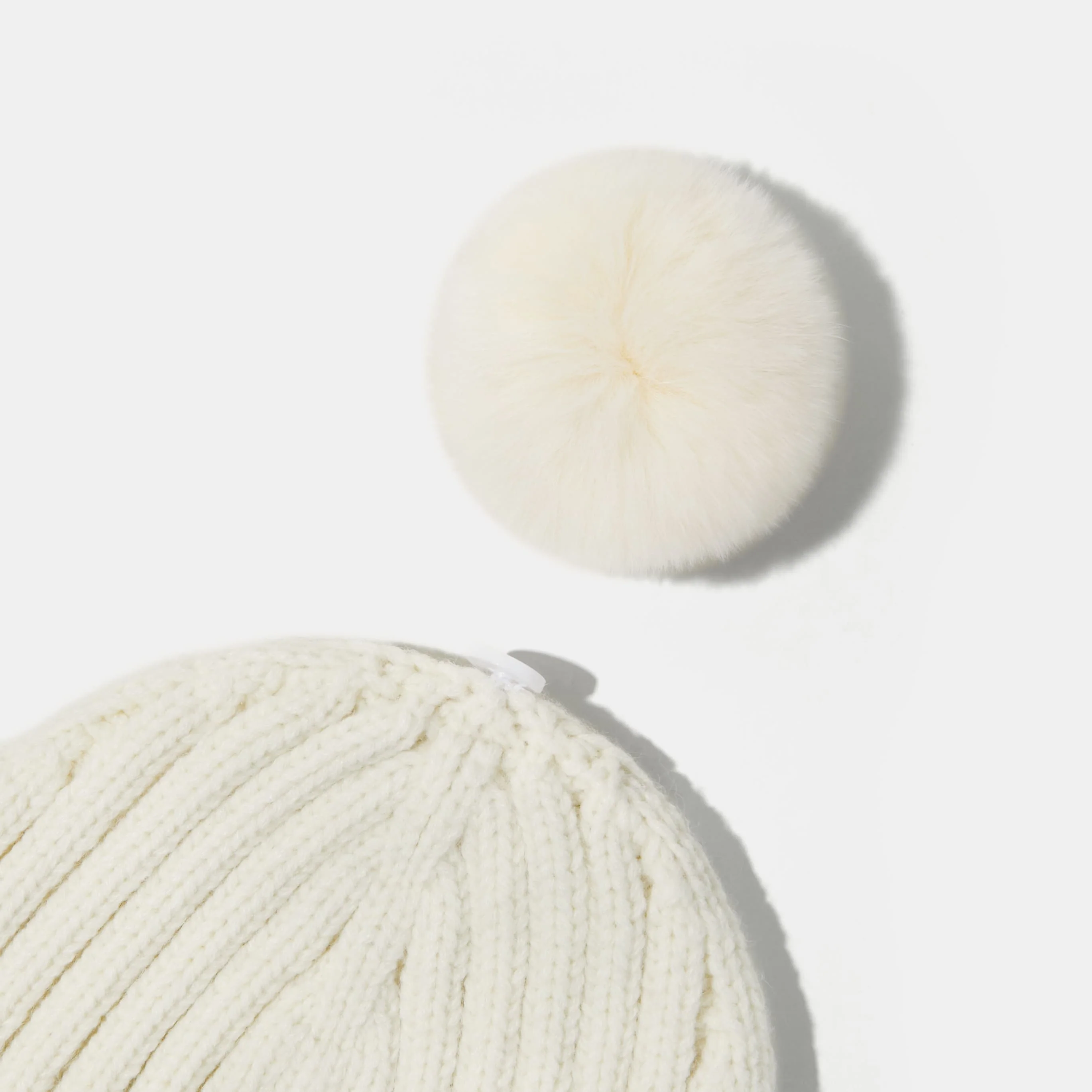 取り外し可能なポンポン付き ニット帽