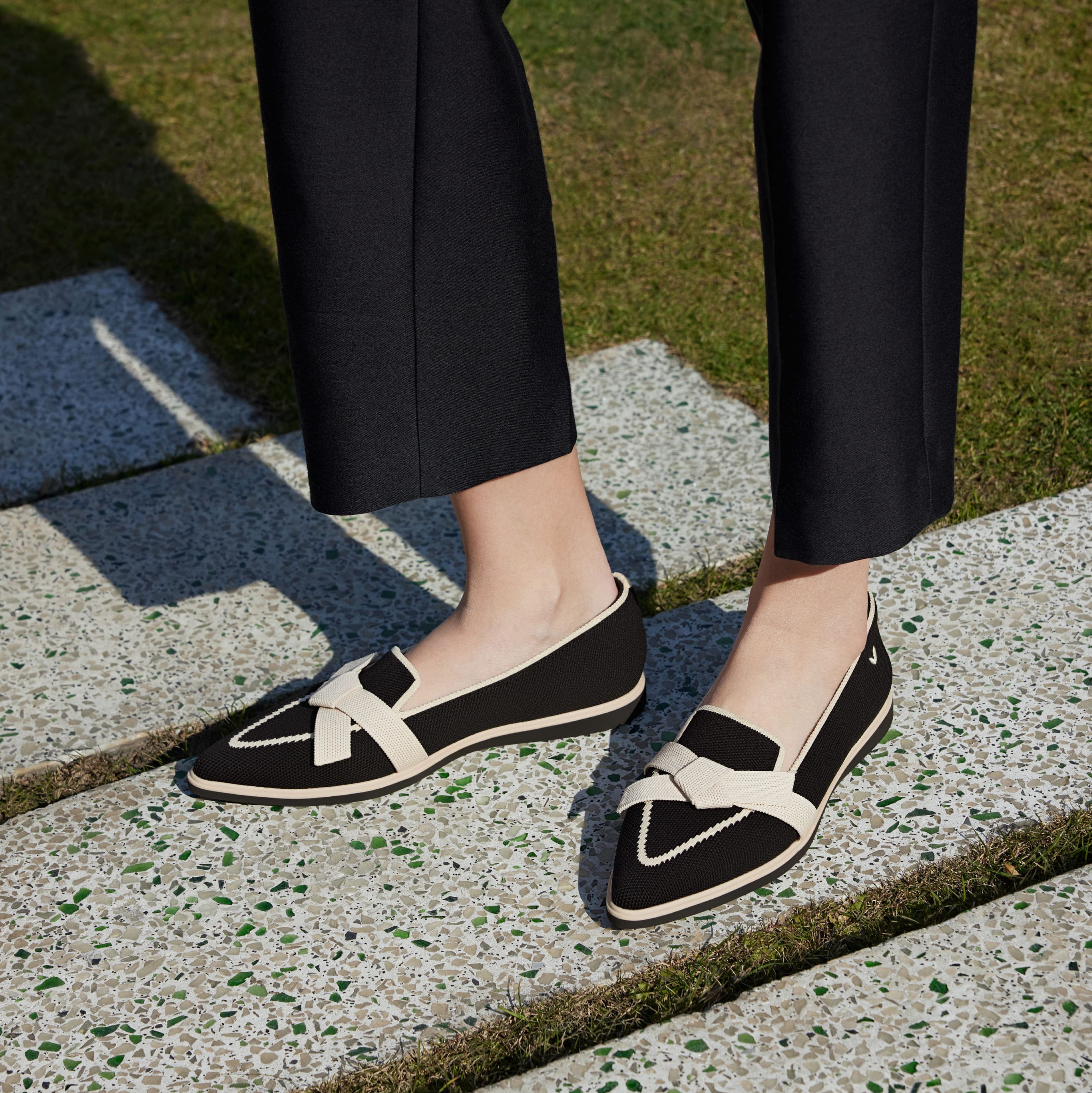 [Valentina] 撥水加工 ポインテッドトゥ リボン付き ローファー