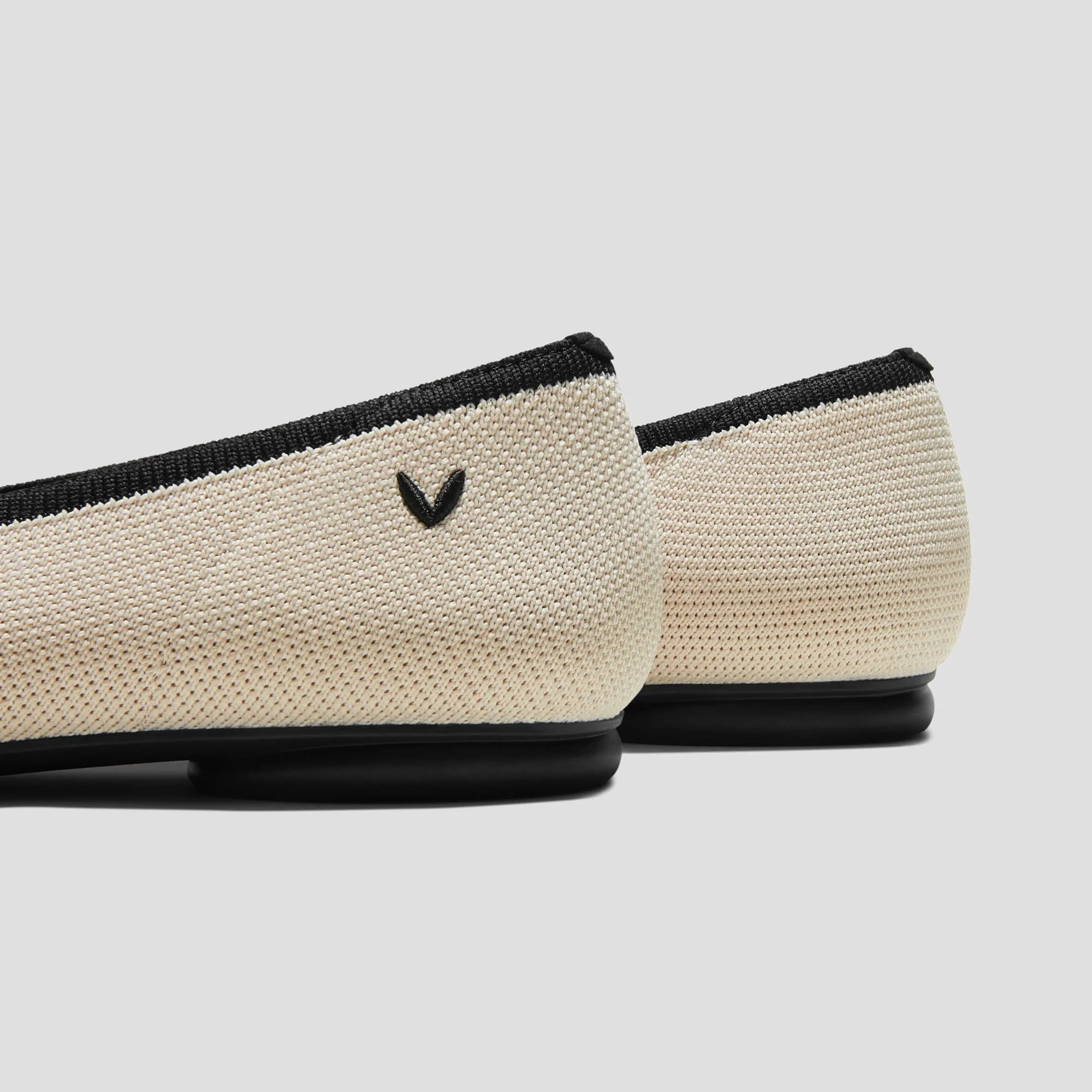 [Tiana] アーモンドトゥ フラットシューズ