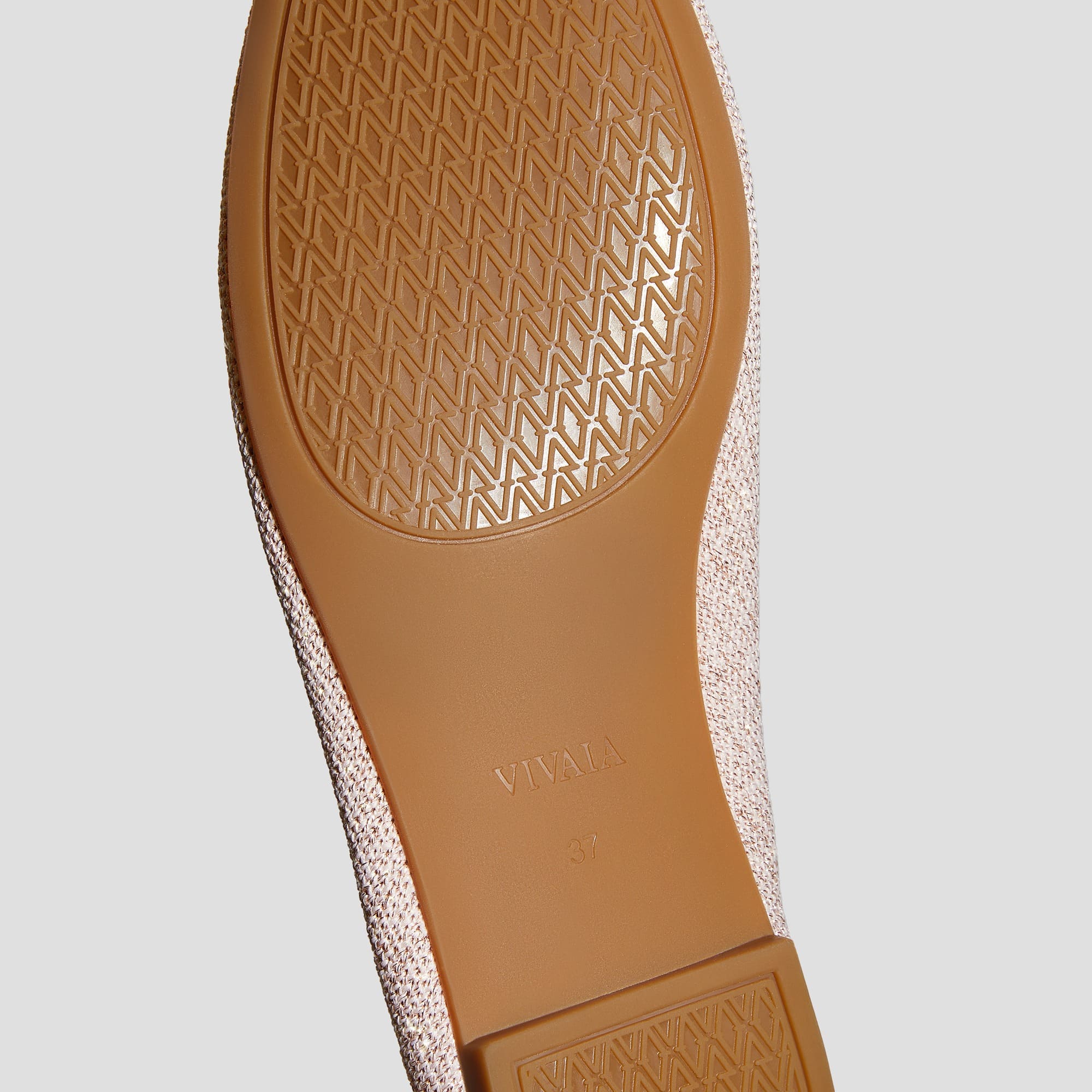 [Nubia] アーモンドトゥ プレッシャーフリー フラット