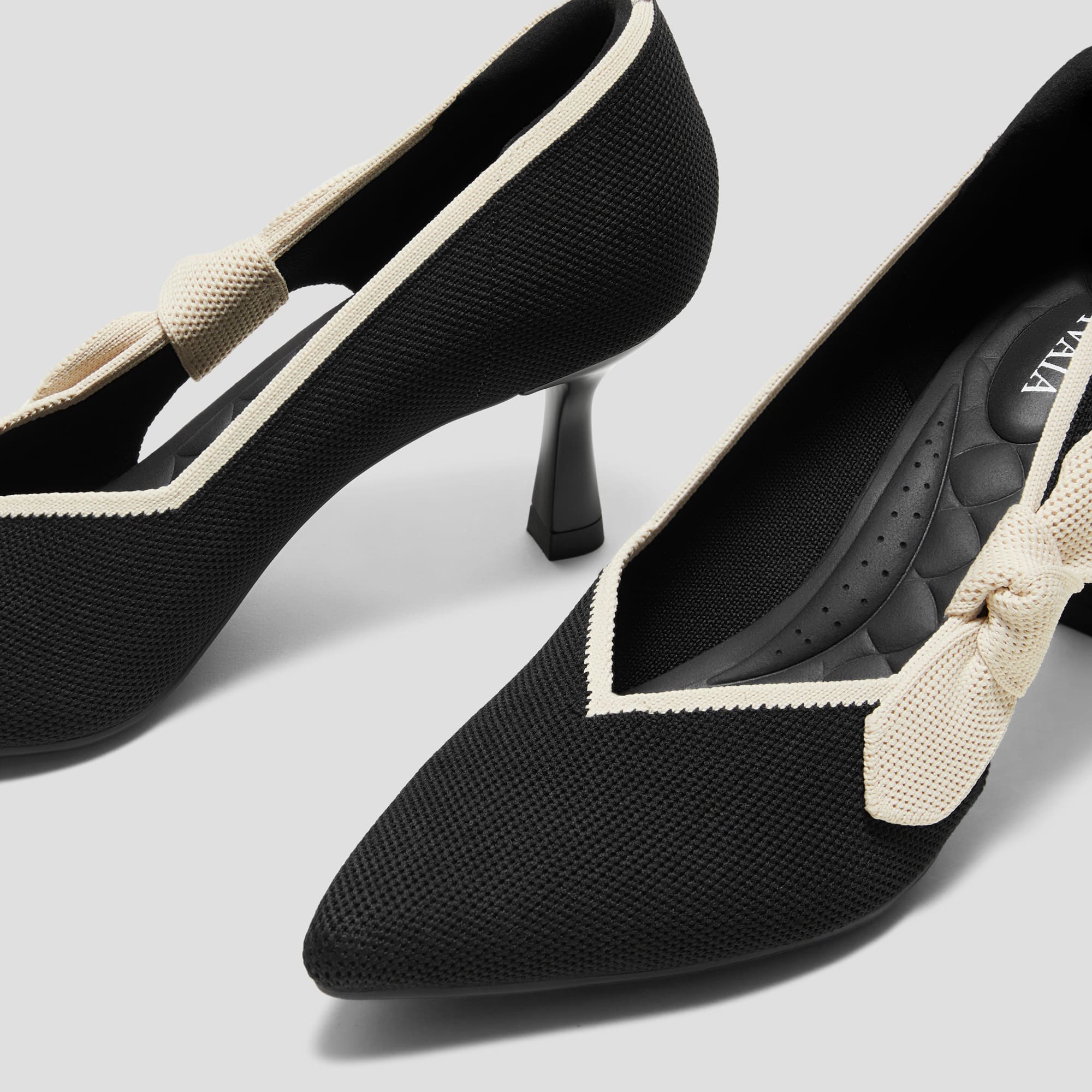 [Ashley] ポインテッドトゥ リボン付き キトゥンヒール