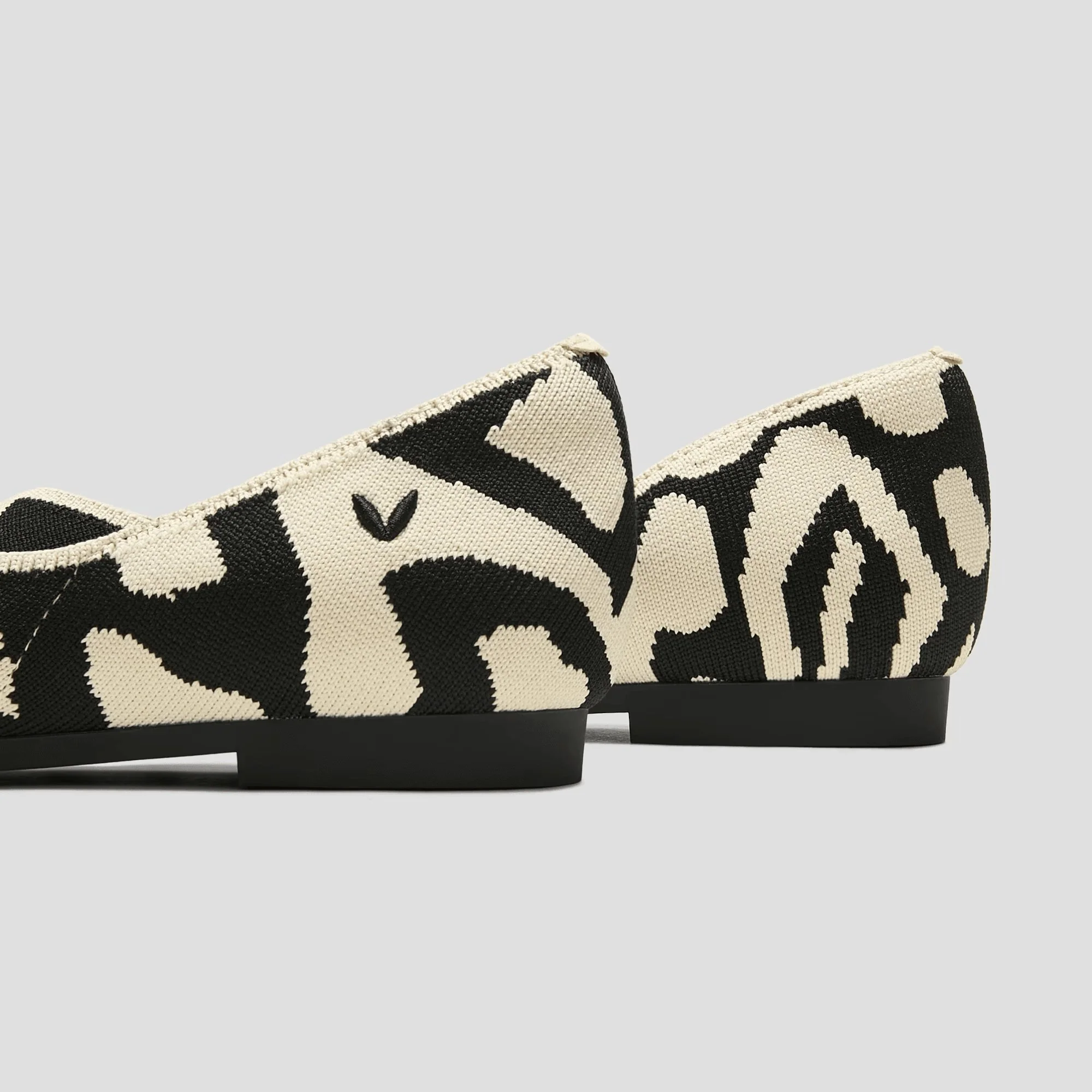 [Melia 2.0] ポインテッドトゥ Vカット フラットシューズ