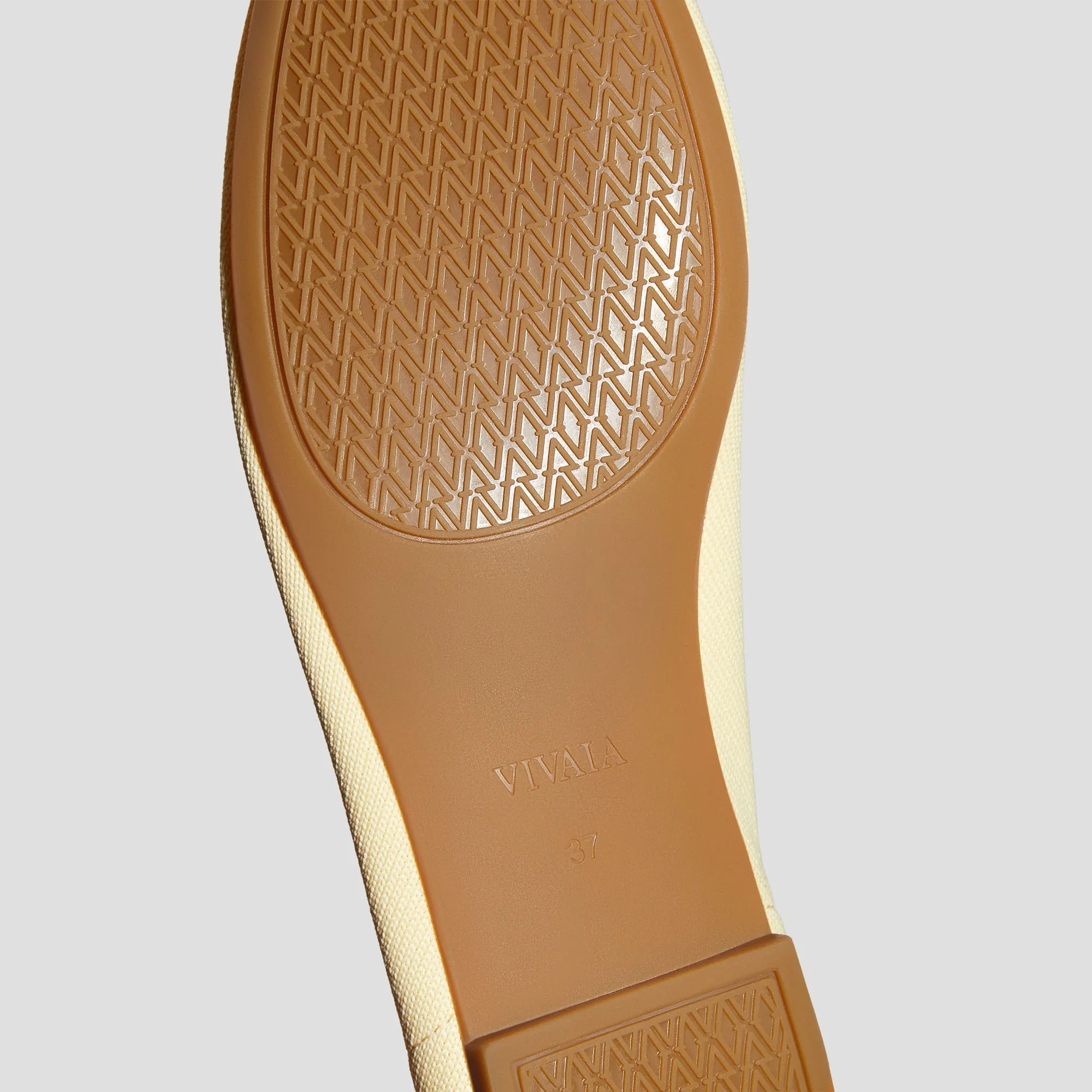 [Nubia] アーモンドトゥ プレッシャーフリー フラット