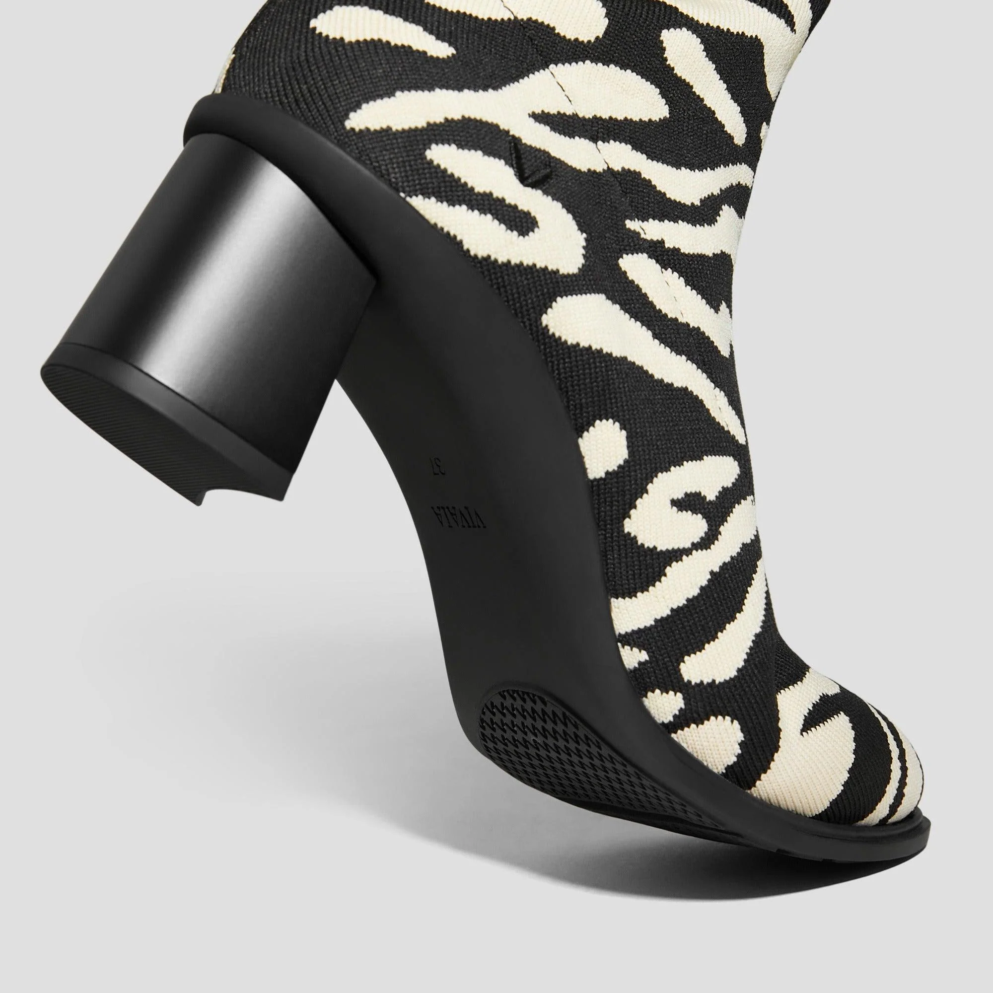 [Amanda] アーモンドトゥ 撥水加工 ランニングヒールブーツ