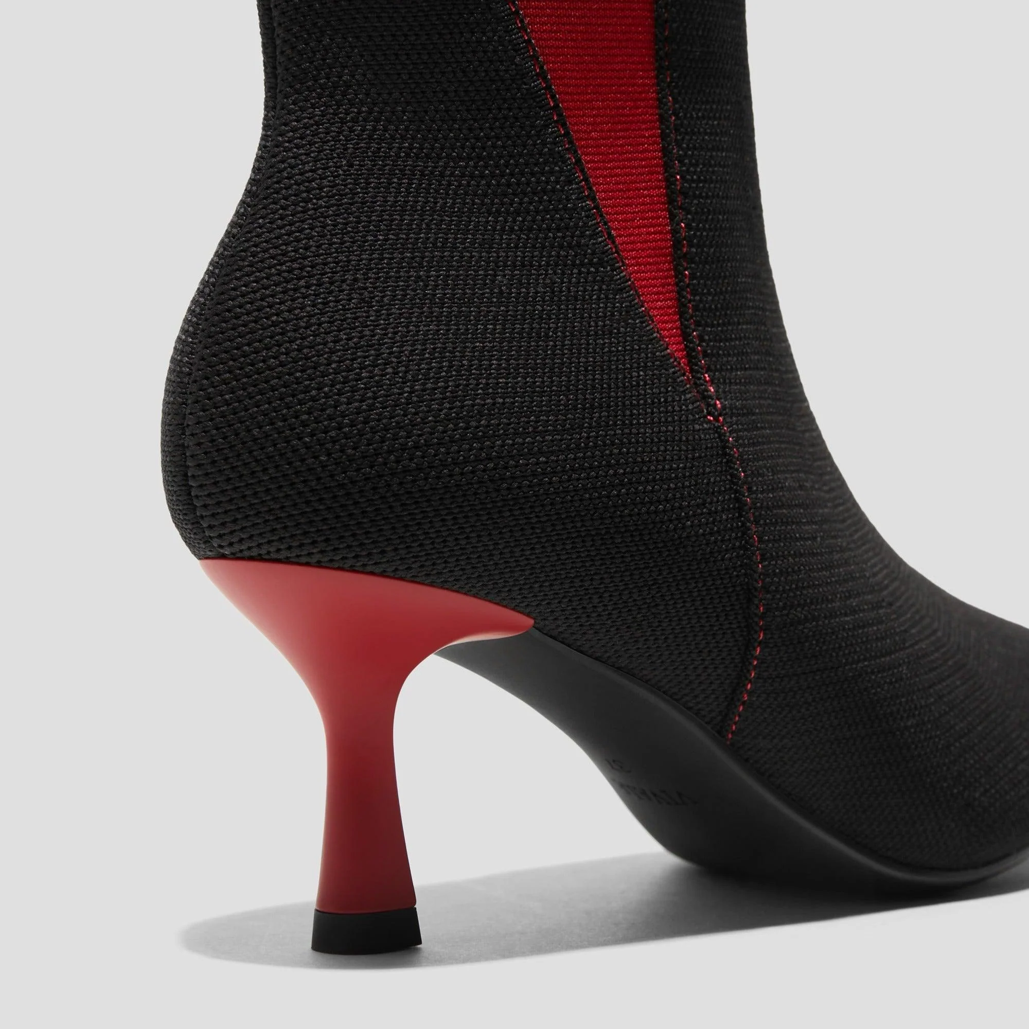 [Alexandra] ポインテッドトゥ 撥水加工 アンクル ヒールブーツ