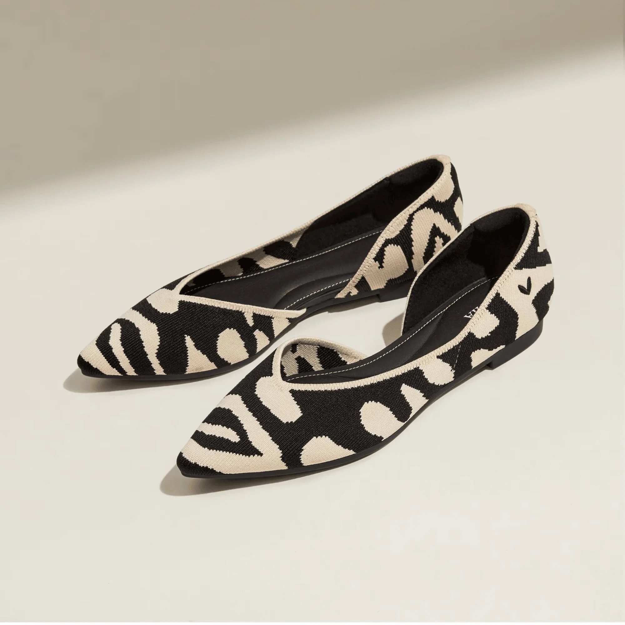 [Melia 2.0] ポインテッドトゥ Vカット フラットシューズ