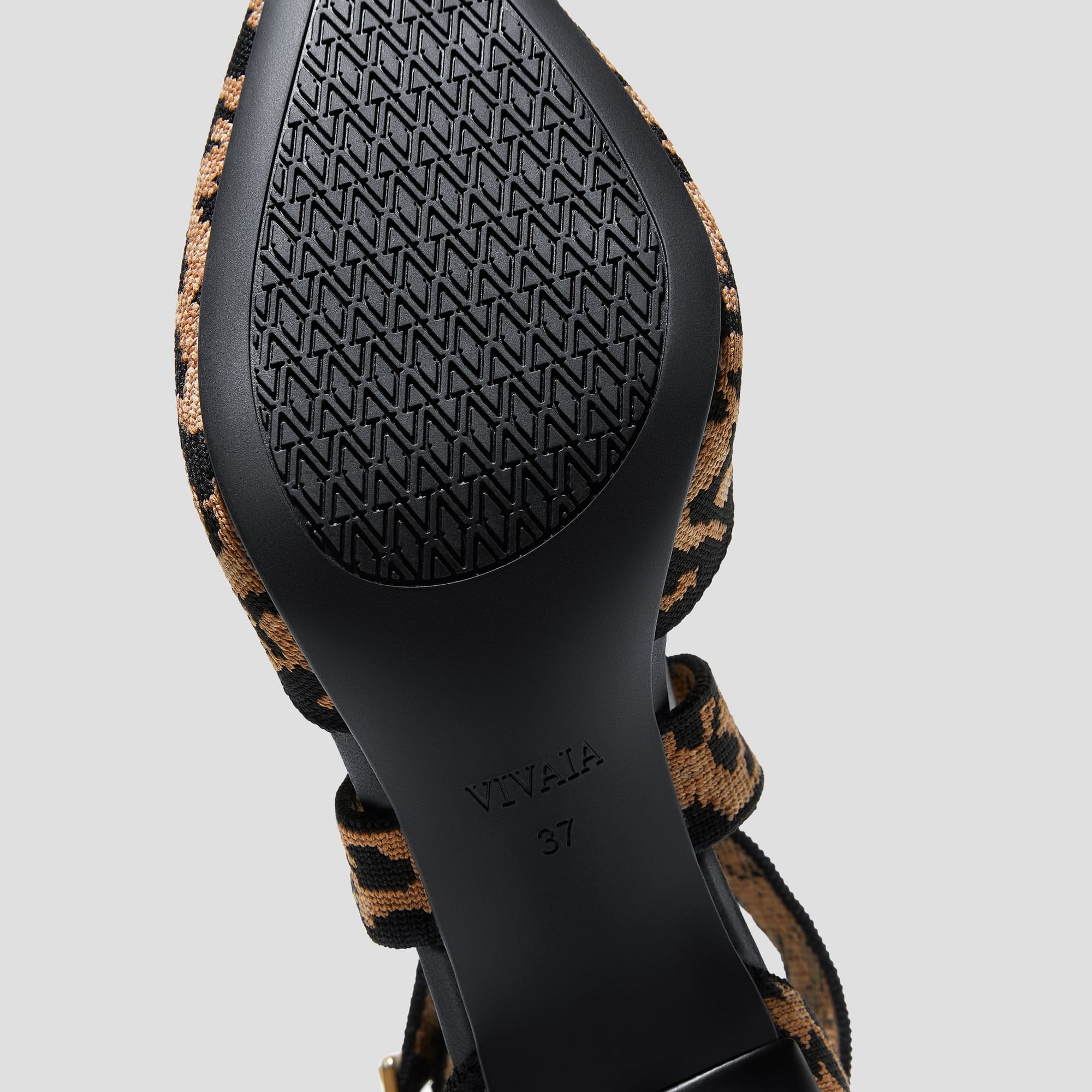 [Anabelle] ポインテッドトゥ クロスストラップ キトゥンヒール