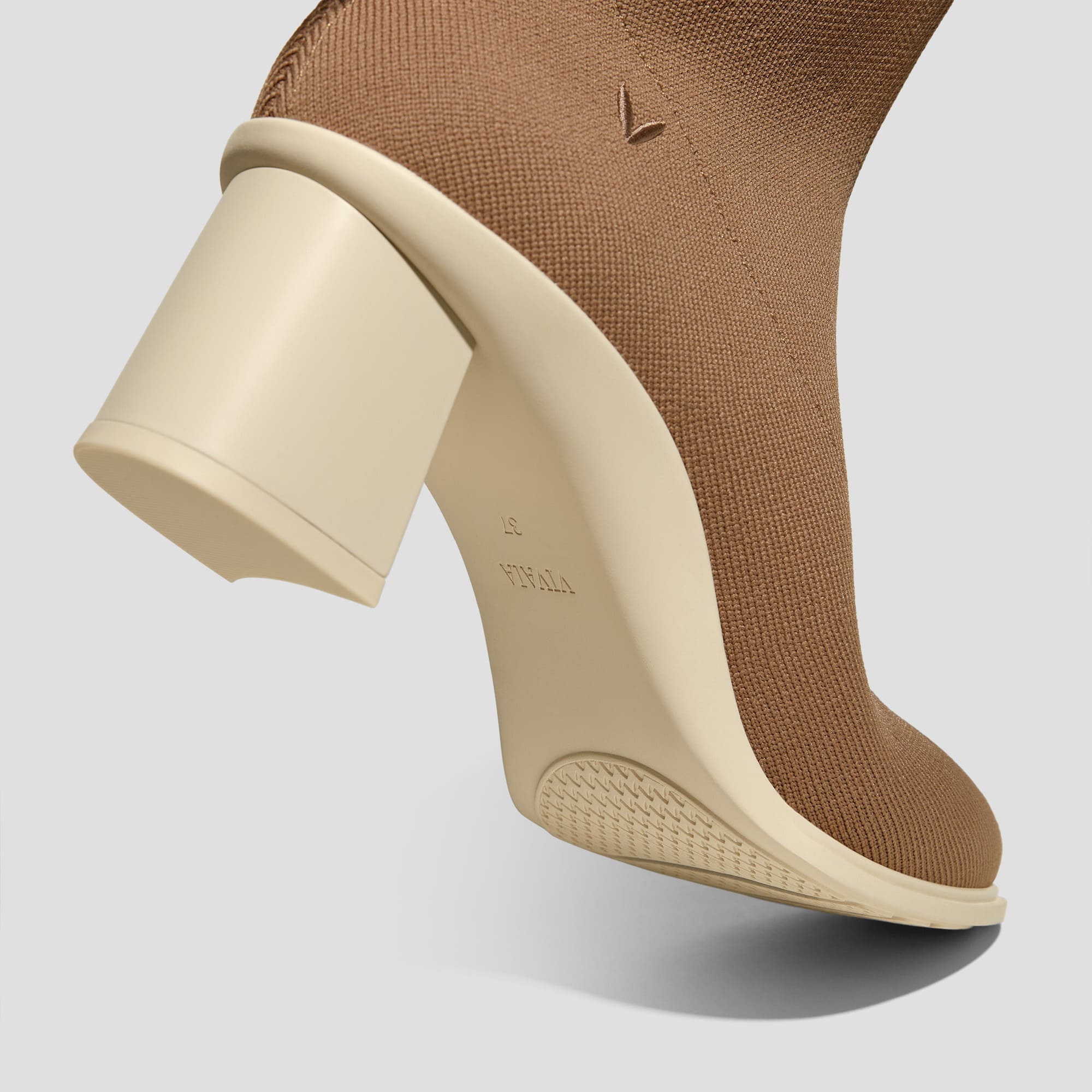 [Amanda] アーモンドトゥ 撥水加工 ランニングヒールブーツ