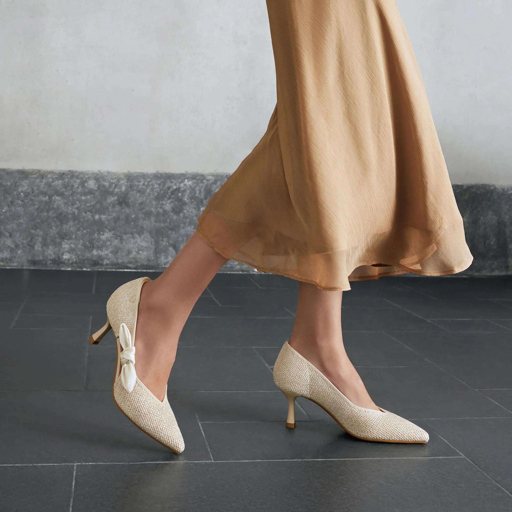 [Ashley] ポインテッドトゥ リボン付き キトゥンヒール