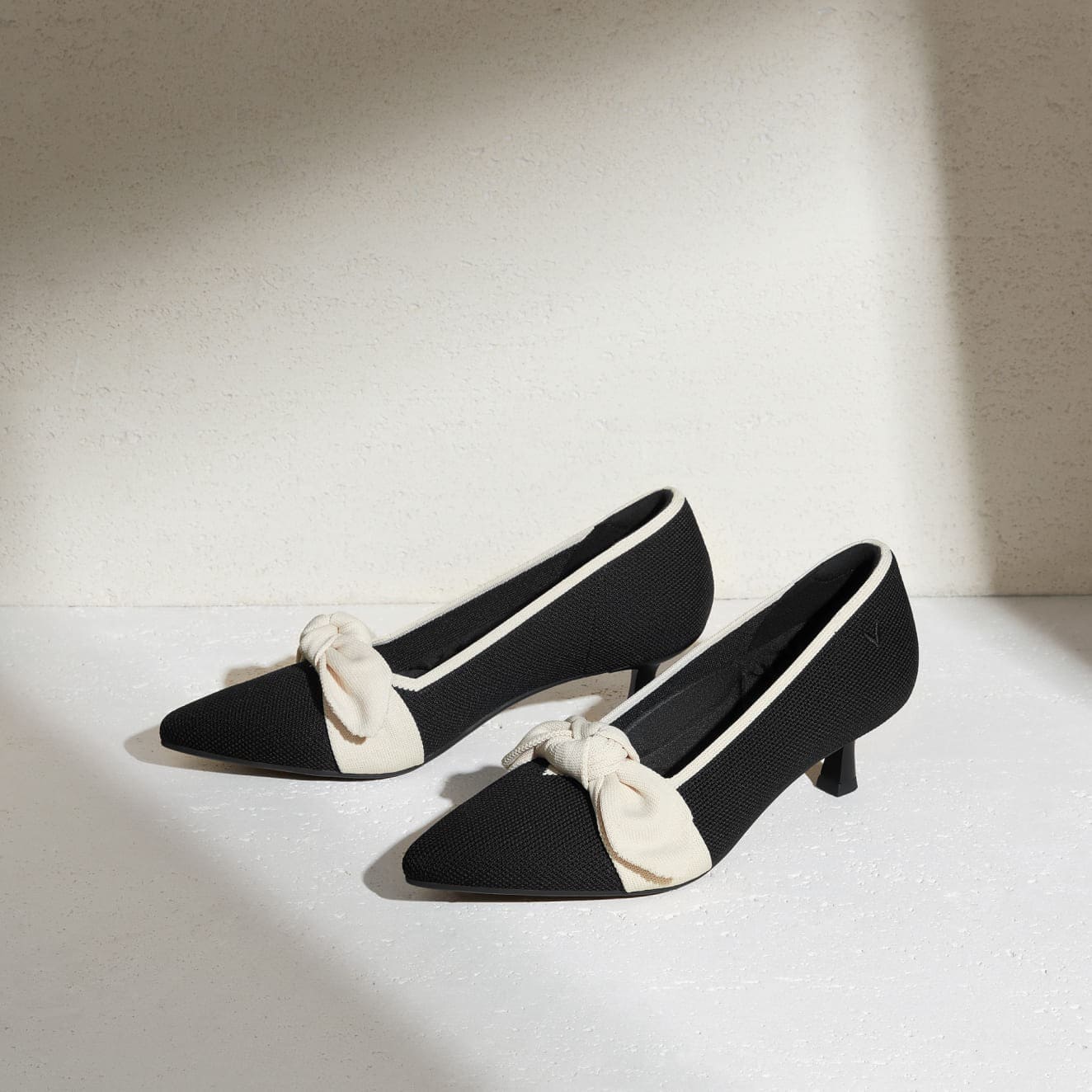 [Sasha] ポインテッドトウ リボン付き キトゥンヒール