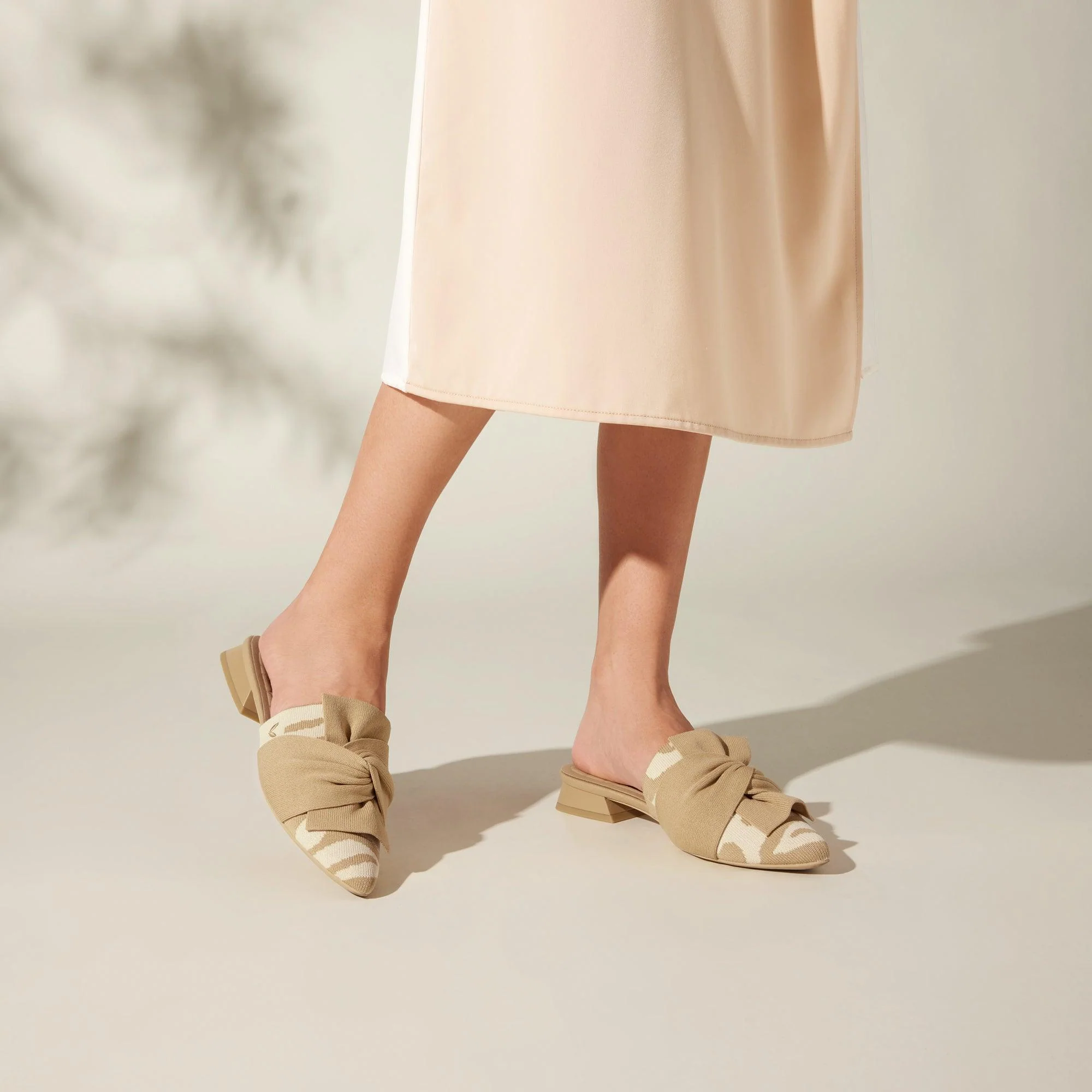 [Yaffa Pro] ポインテッドトゥ ノットデザイン サンダル/ミュール