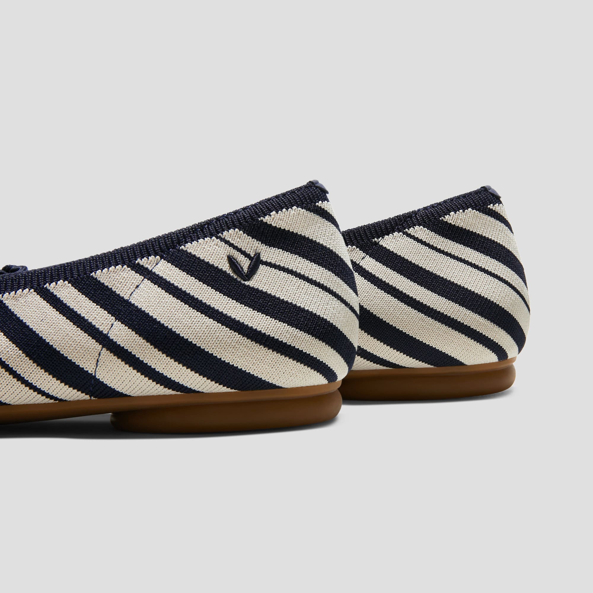 [Tiana] アーモンドトゥ フラットシューズ