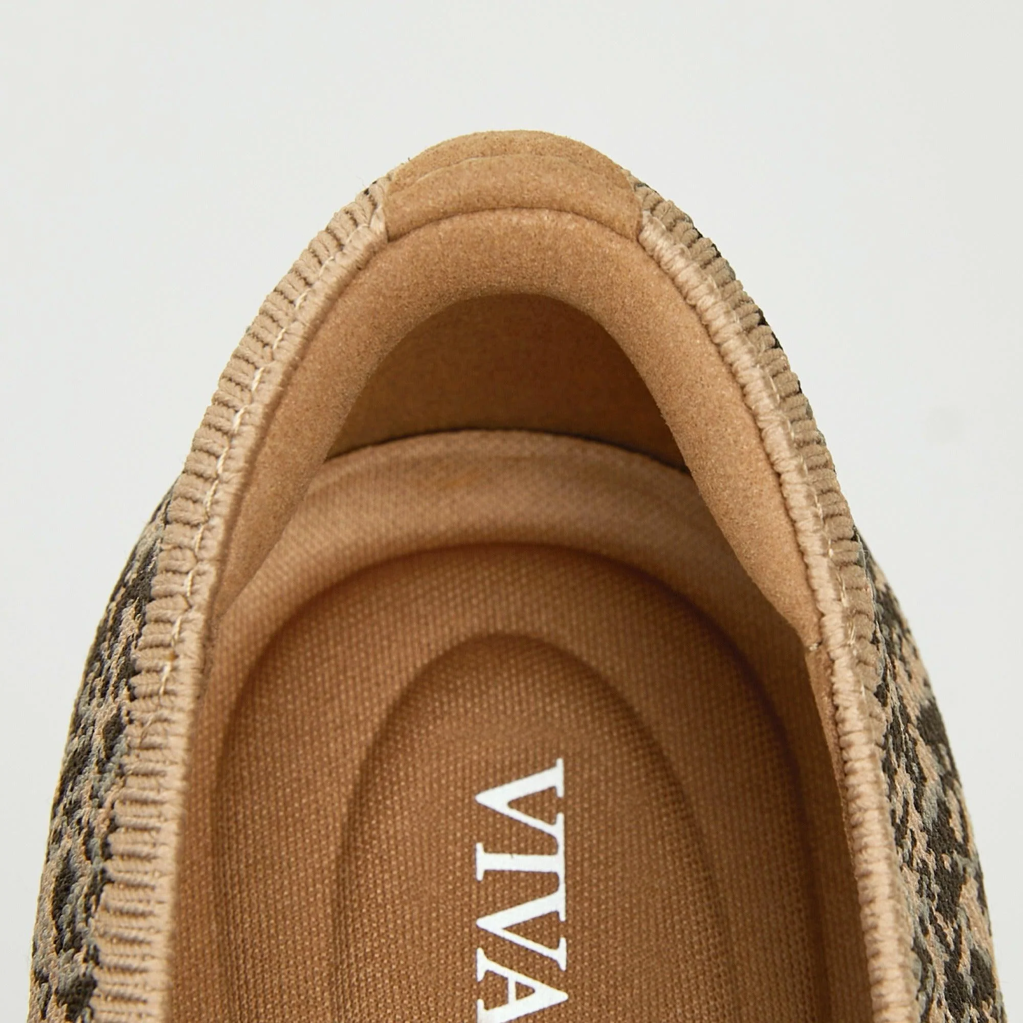 [Tiana] アーモンドトゥ フラットシューズ