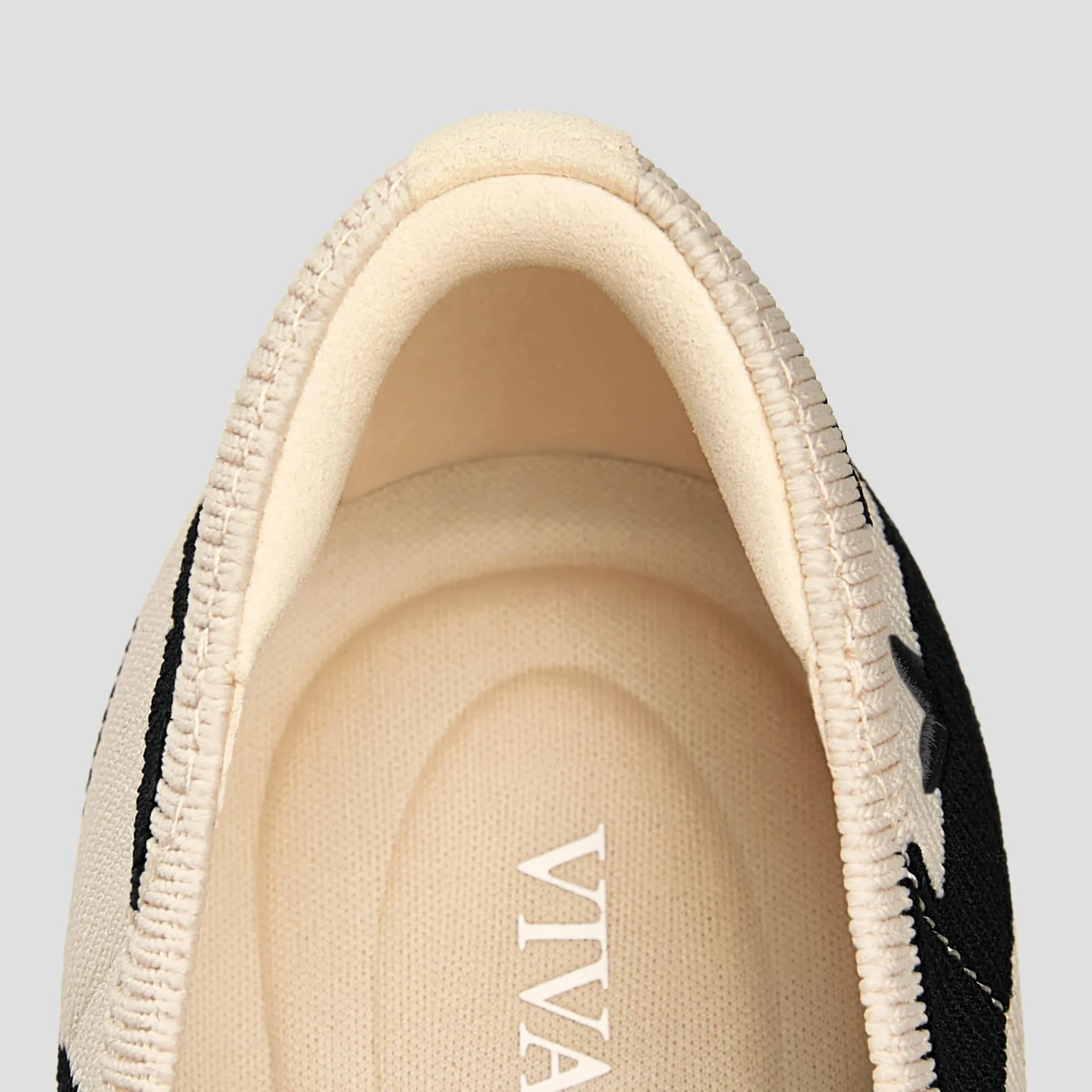 [Tiana] アーモンドトゥ フラットシューズ