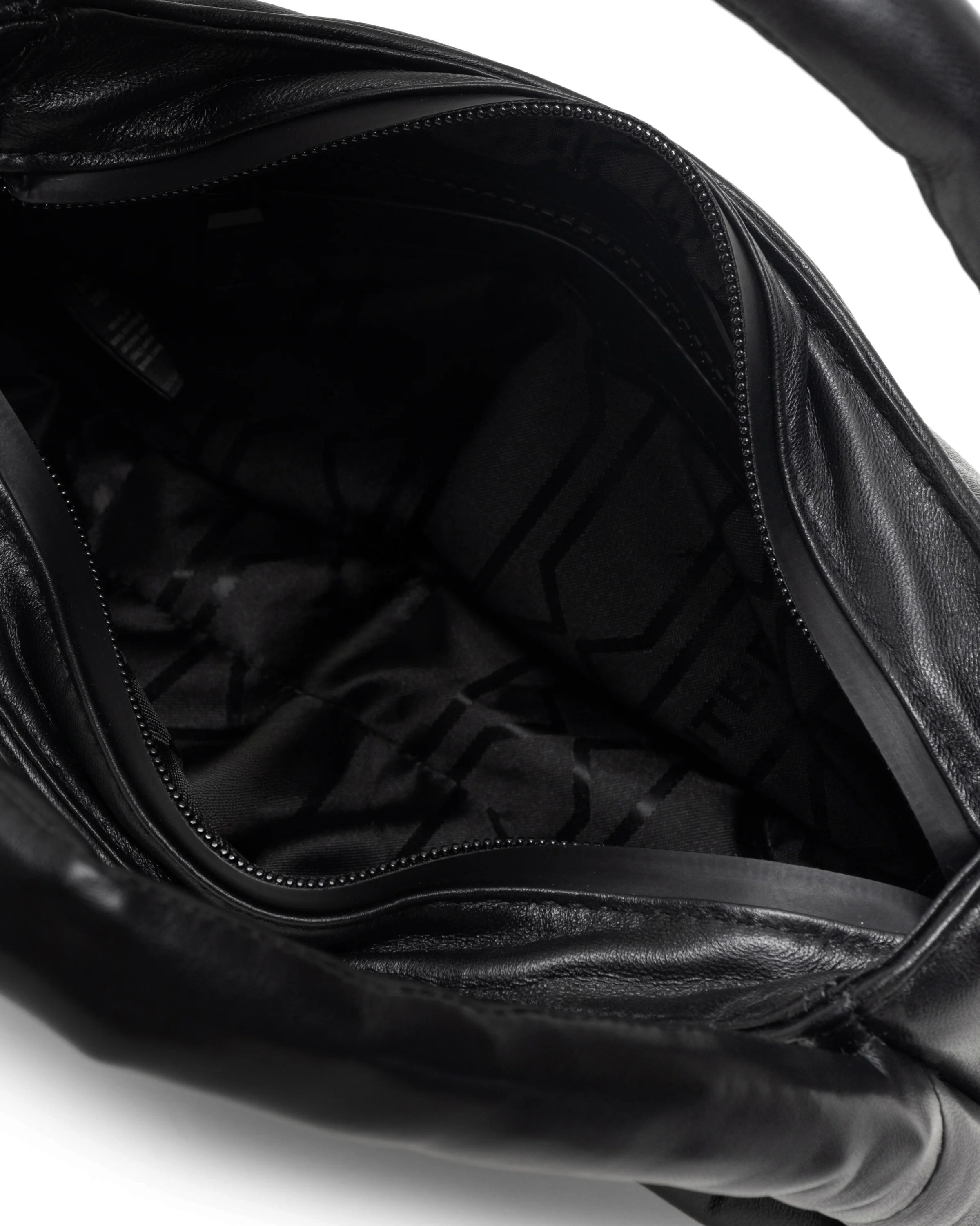 レザー フレームド ミディ ホーボー クロスボディ - ブラック