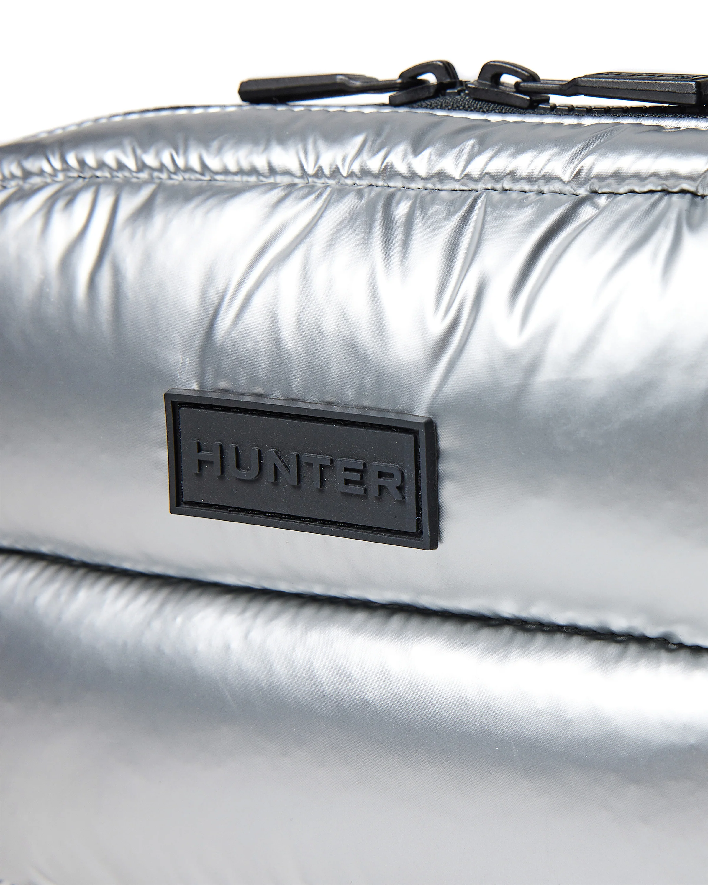 イントレピッド エクストラ パフド クロスボディ - シルバー ホイル